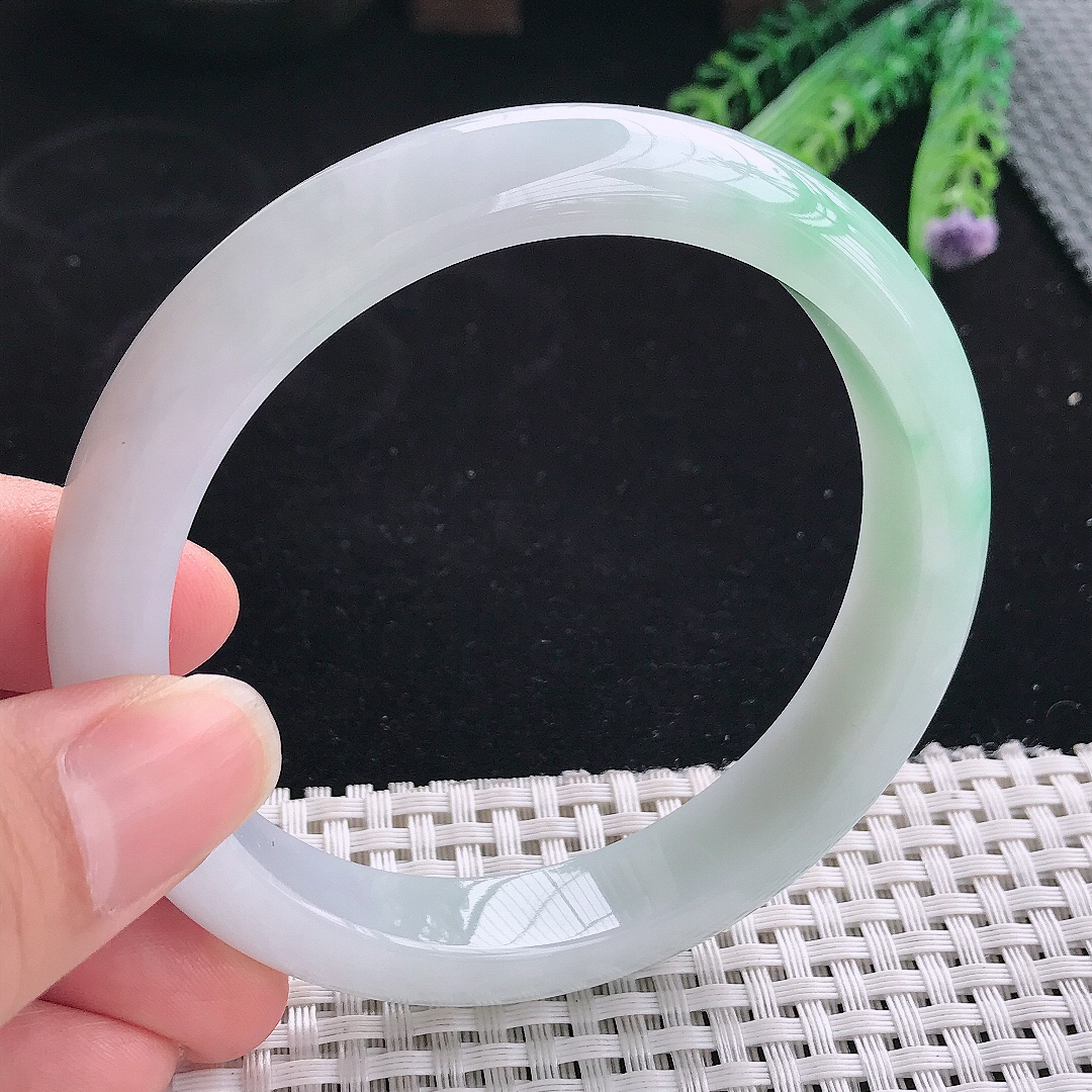 实拍A货翡翠63/12.5/8.5大圈口老坑精美冰润飘绿手镯翡翠玉镯手环