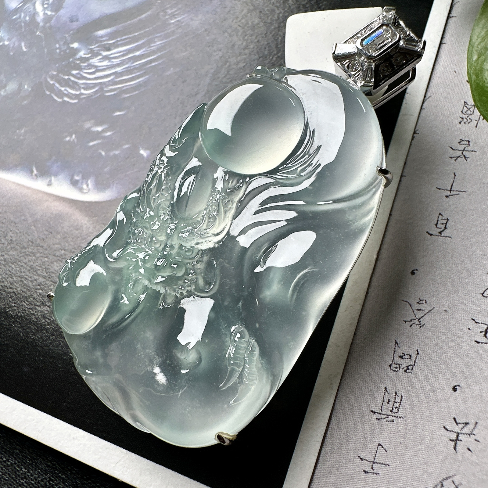 【冰种龙牌】冰润细腻，冰感好，质地很不错。雕工精细，佩戴效果好，18k金钻镶嵌，裸石尺寸45.5*28.4*7毫米