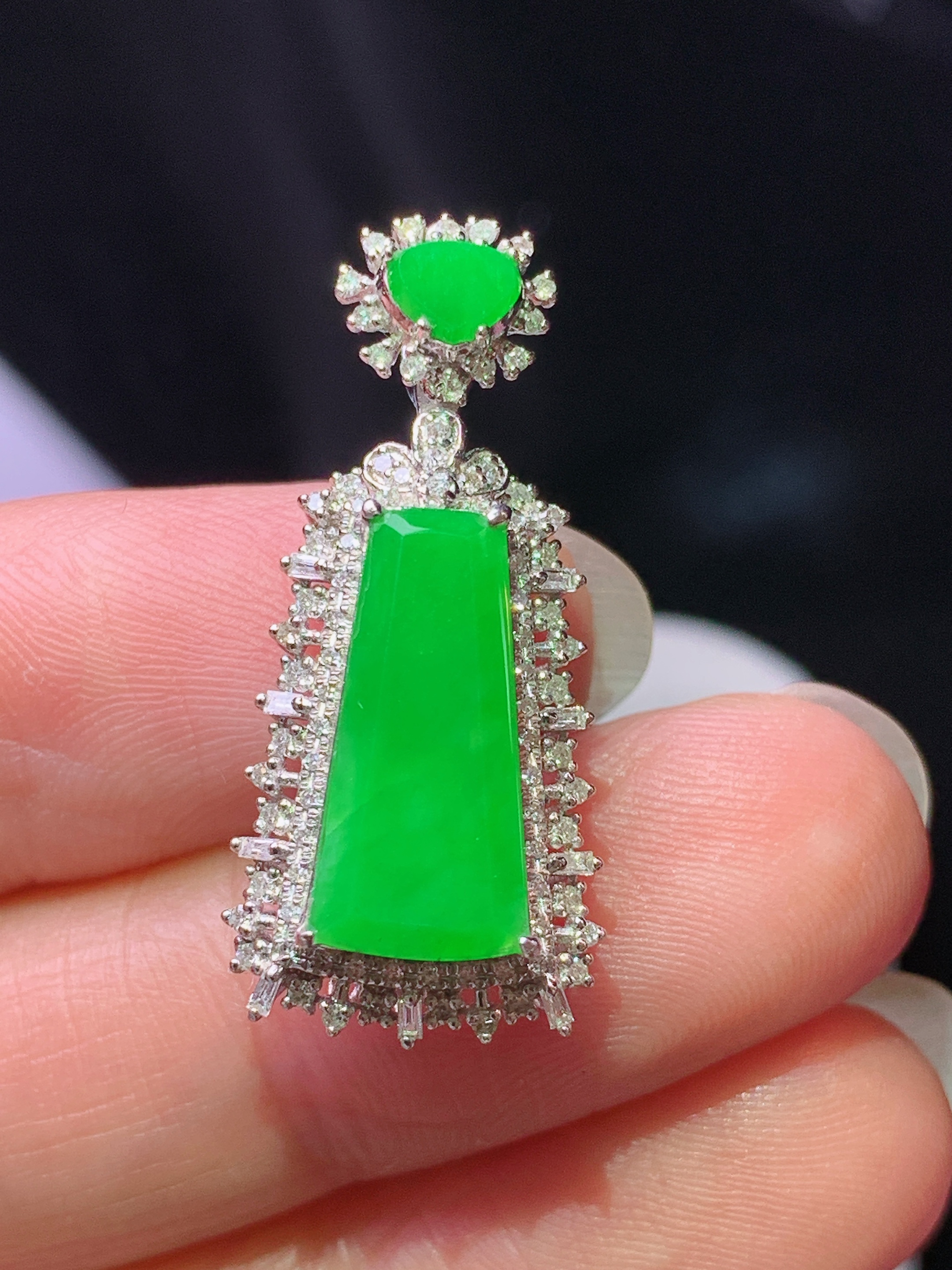 18k金钻镶嵌阳绿无事牌吊坠 玉质细腻 色泽艳丽清新 水润亮眼 整体尺寸28.5*12.6*7.6x2