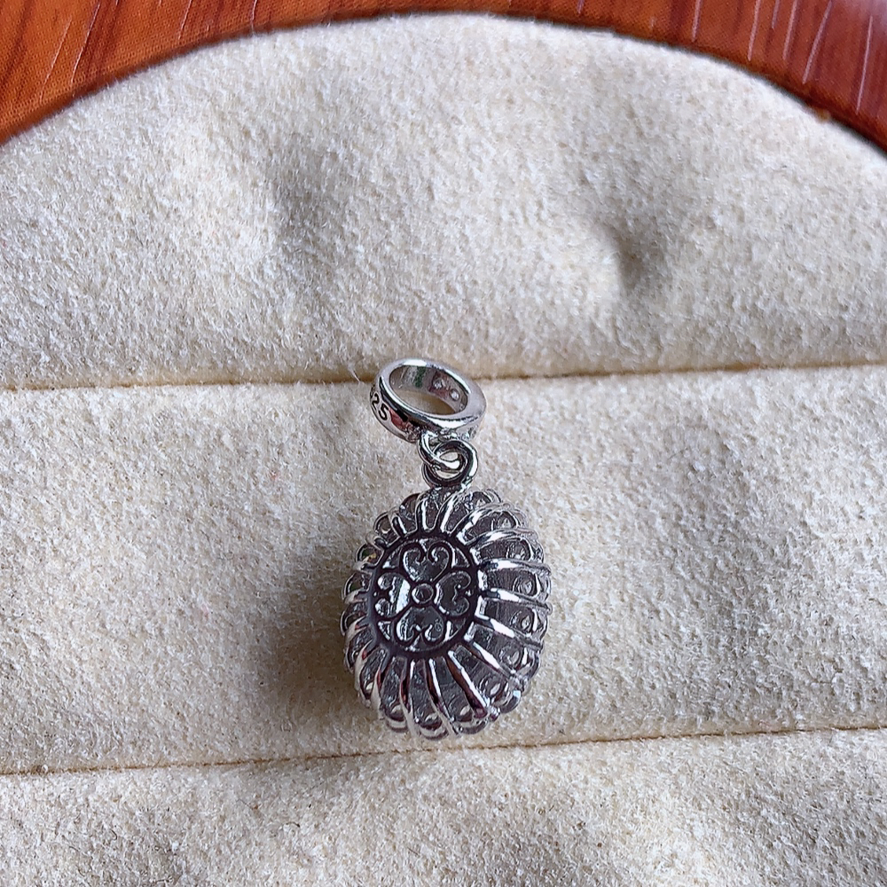 冰润飘绿蛋面翡翠吊坠，925银饰镶嵌  质地细腻，清秀高雅，饱满圆润  款式大方经典，颜色鲜艳，沁人心脾，高质量精品   W815.27  整体尺寸：20-10-7.5mm   裸石尺寸：9-7.2mm