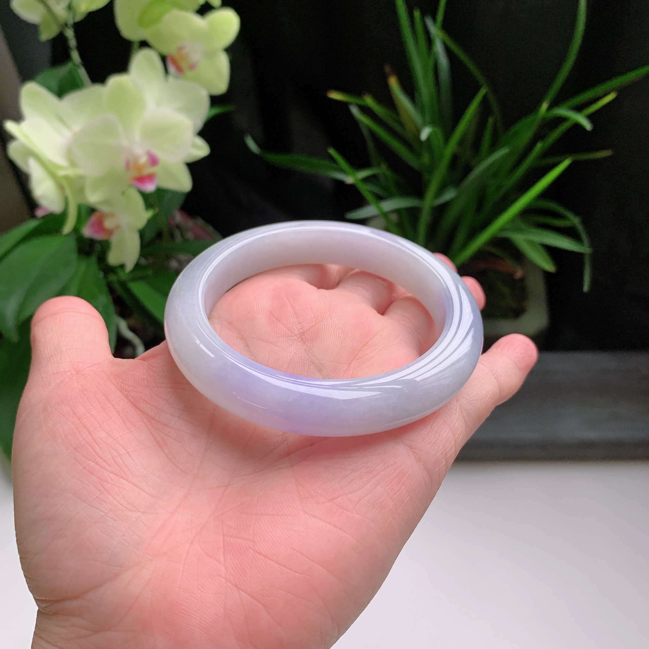 正圈58圈口，天然A货翡翠冰糯种水润飘紫玉手镯，水润秀丽，飘花灵动，种水十足，视觉甜美可人，恰到好处的美，十分高雅耐看，条形优美，上手优雅大方。68.00