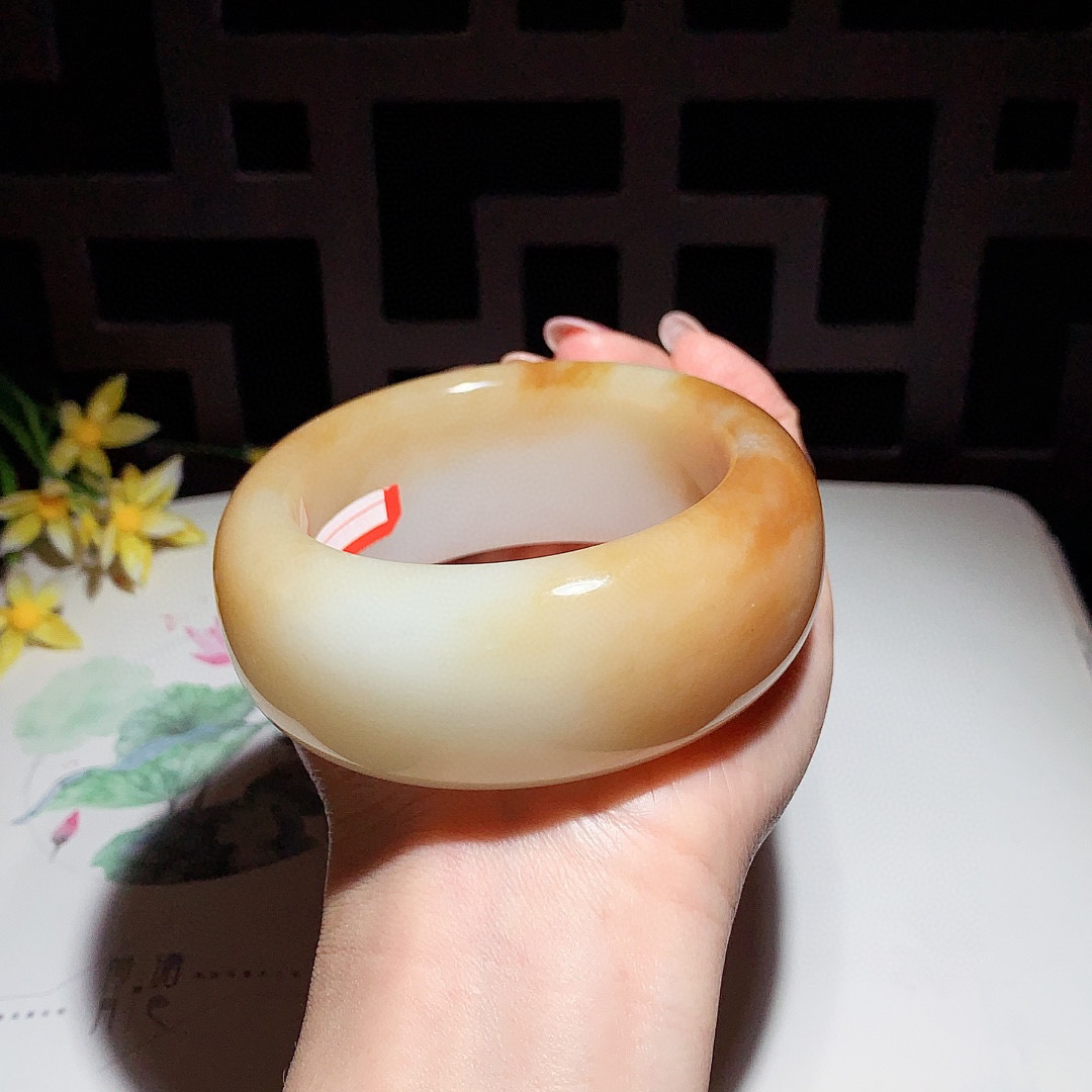 金蜜糖，大宽版，和田玉58圈且末糖宽版手镯，玉质细腻油润 底色纯净 无裂无杂 脂粉好，品质高