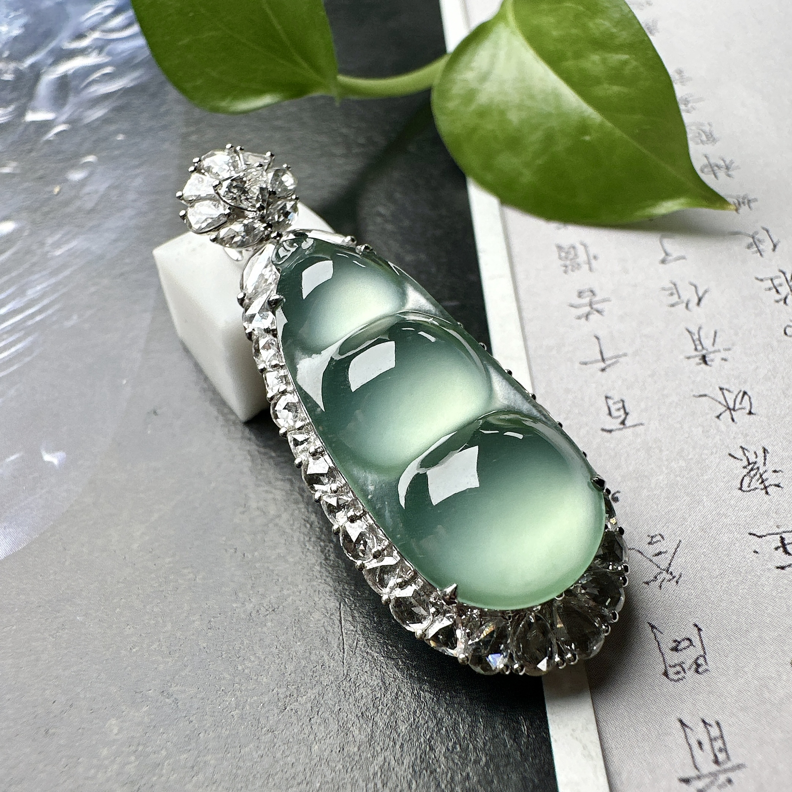 【冰种晴绿福豆吊坠】种地上乘，冰感十足，通透起光，饱满圆润，收藏品质，18k金钻镶嵌，裸石尺寸26.2*12*4.2毫米