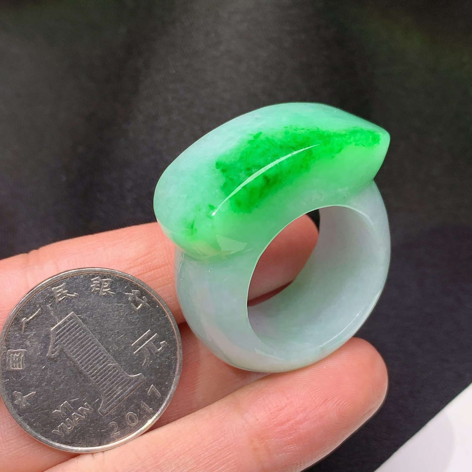 飘绿大扳指，权贵在手，富贵上身，冰润细腻，色阳，种水足，Xc 圈口26 尺寸14.3*9.3
