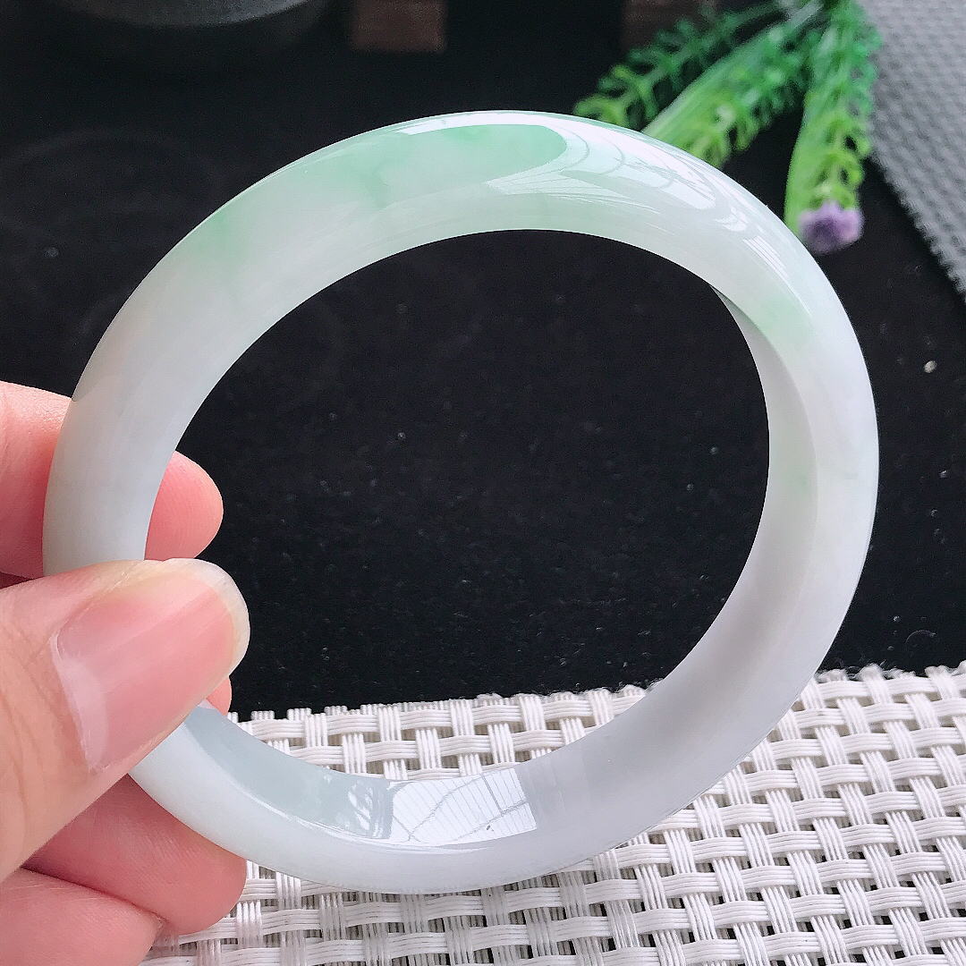 实拍A货翡翠63/12.5/8.5大圈口老坑精美冰润飘绿手镯翡翠玉镯手环