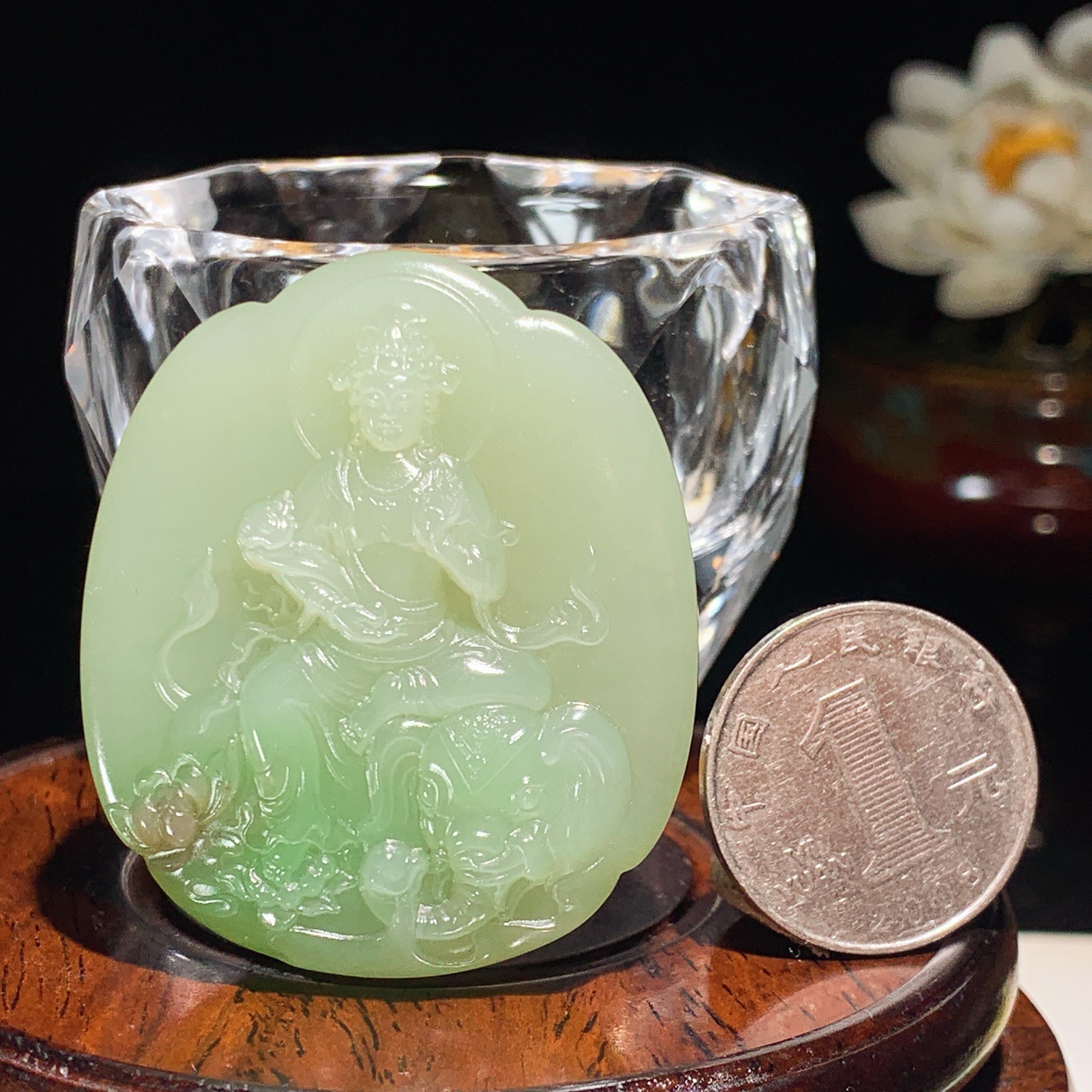 和田玉白玉青海翠翠青普贤菩萨牌子挂件。尺寸50/43/12.5重47克 无裂无杂 玉质细腻油润 底色纯净 脂粉好，品质好。lt251025