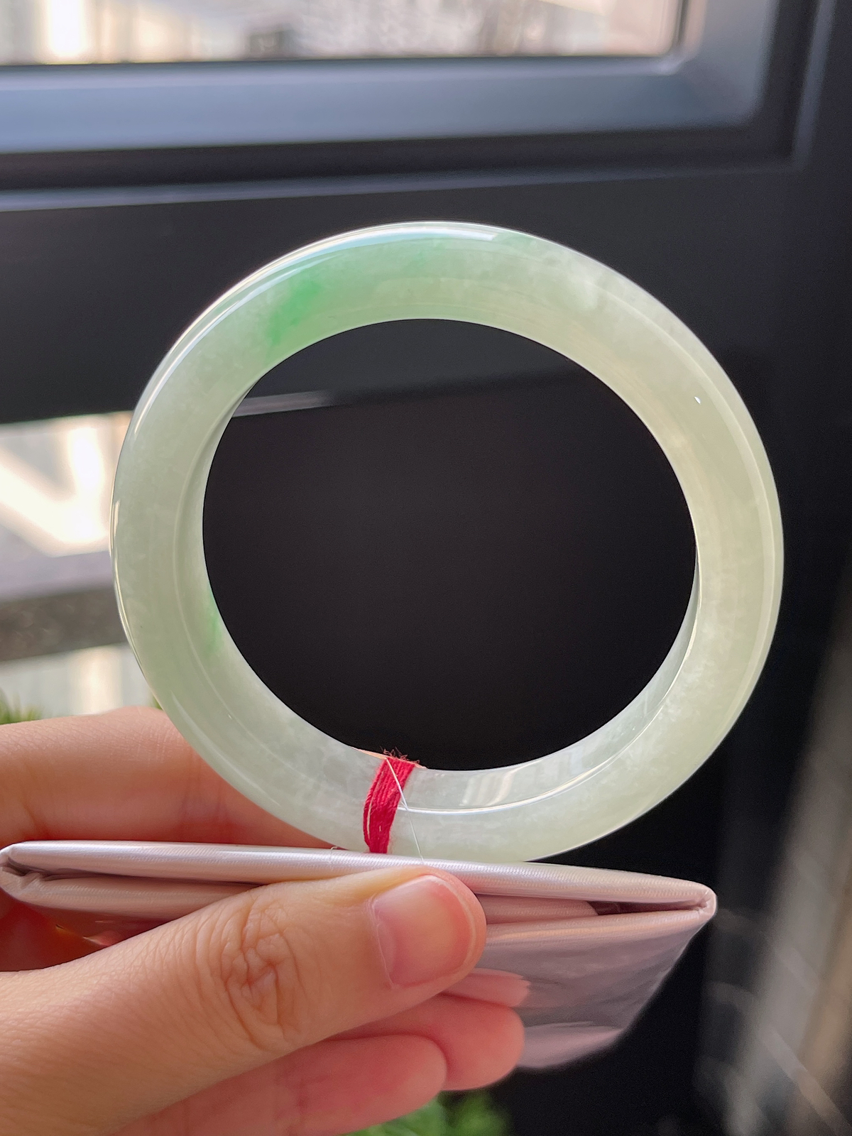 正圈56.5圈口，翡翠冰糯种飘绿手镯