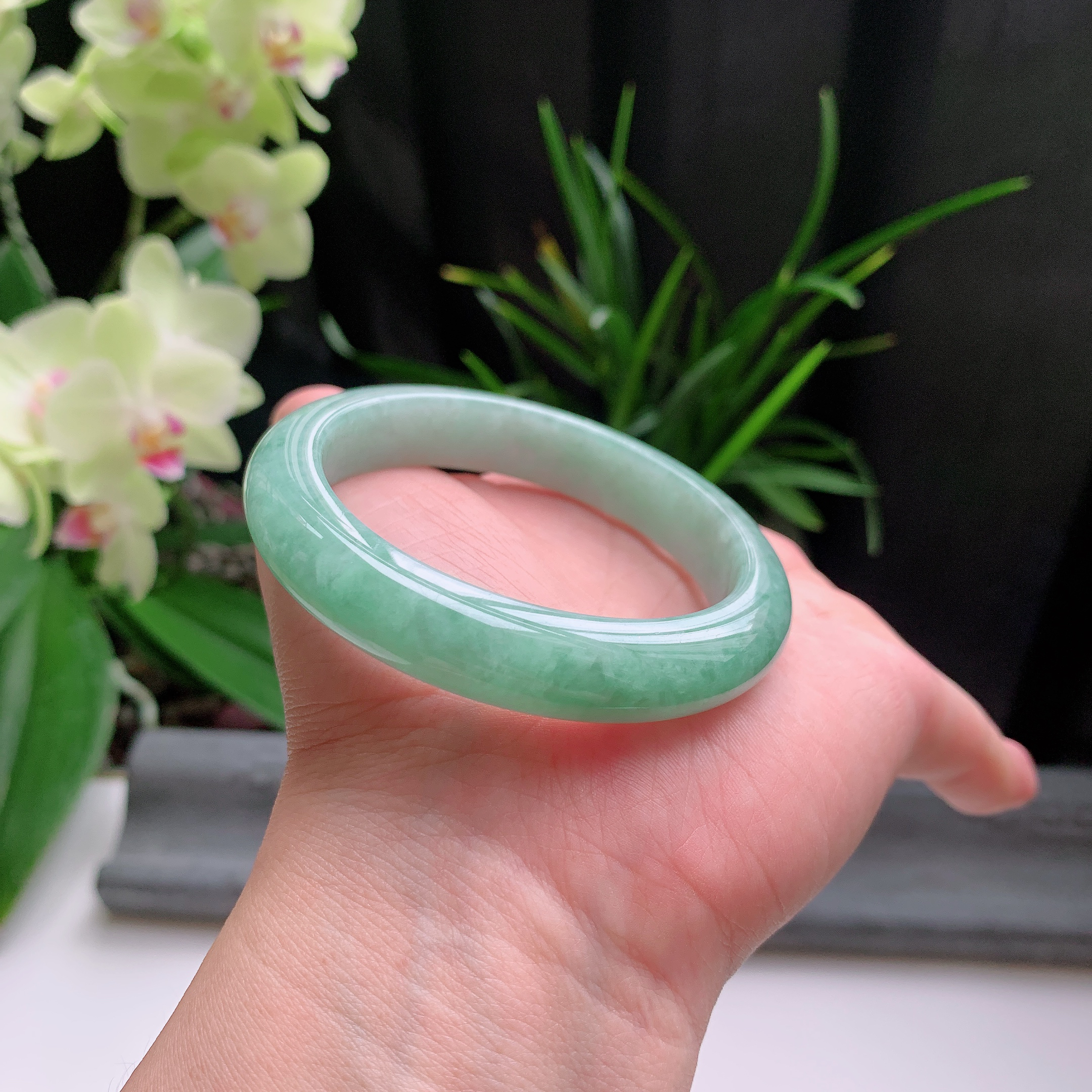 正圈54圈口，天然A货翡翠冰糯种水润飘绿玉手镯，水润秀丽，飘花灵动，种水十足，视觉甜美可人，恰到好处的美，十分高雅耐看，条形优美，上手优雅大方。52.47