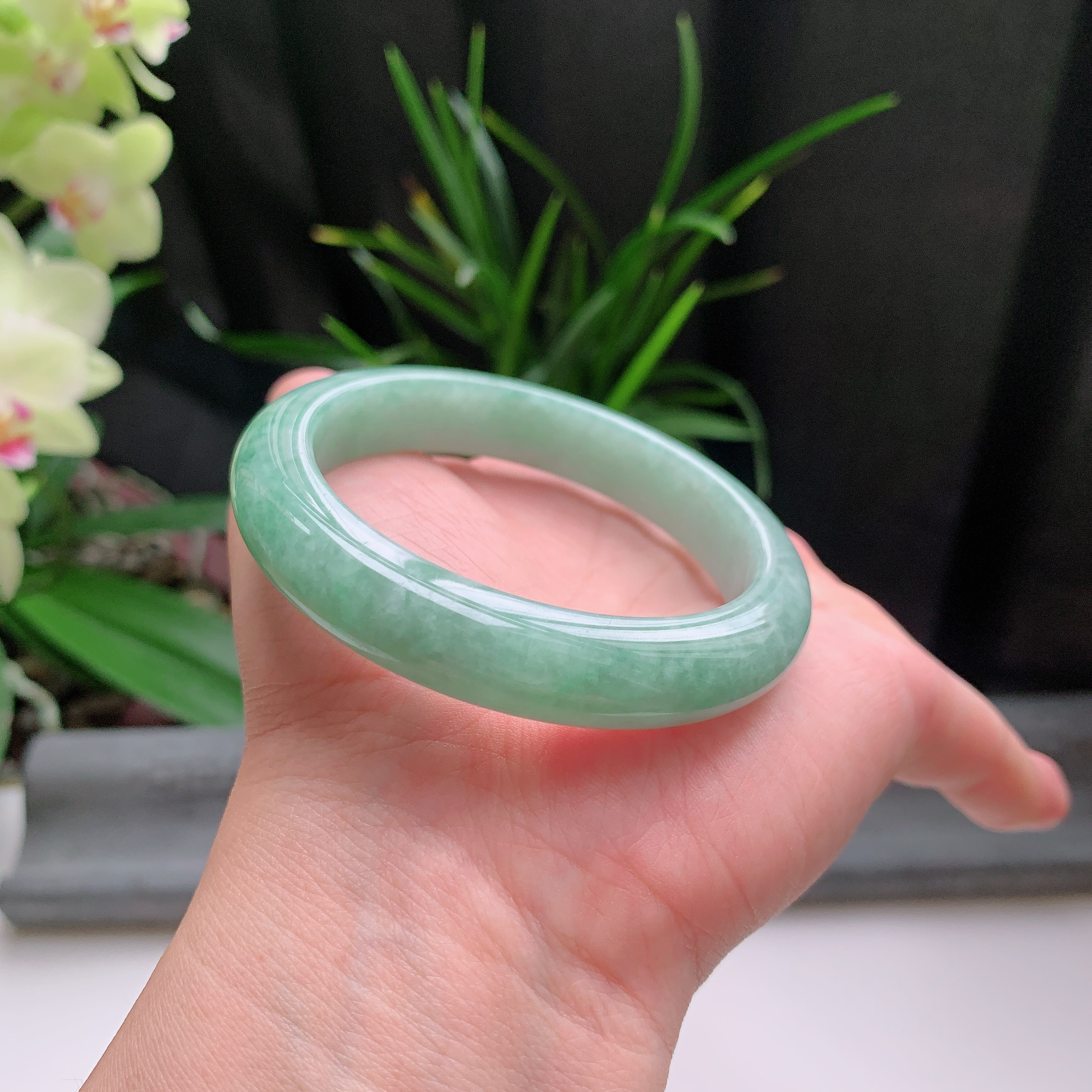 正圈54圈口，天然A货翡翠冰糯种水润飘绿玉手镯，水润秀丽，飘花灵动，种水十足，视觉甜美可人，恰到好处的美，十分高雅耐看，条形优美，上手优雅大方。52.47