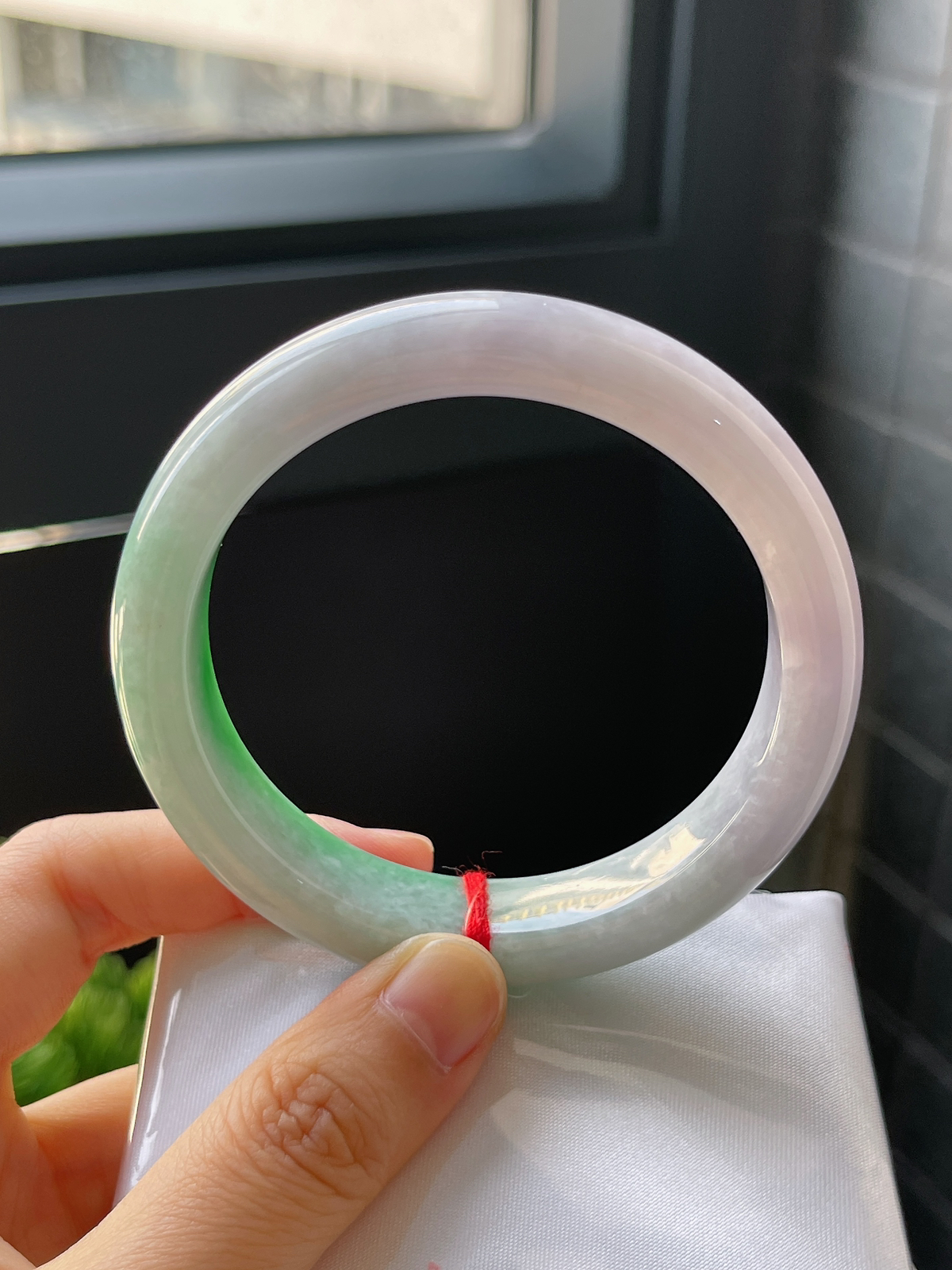 正圈57圈口，翡翠糯化种飘绿手镯