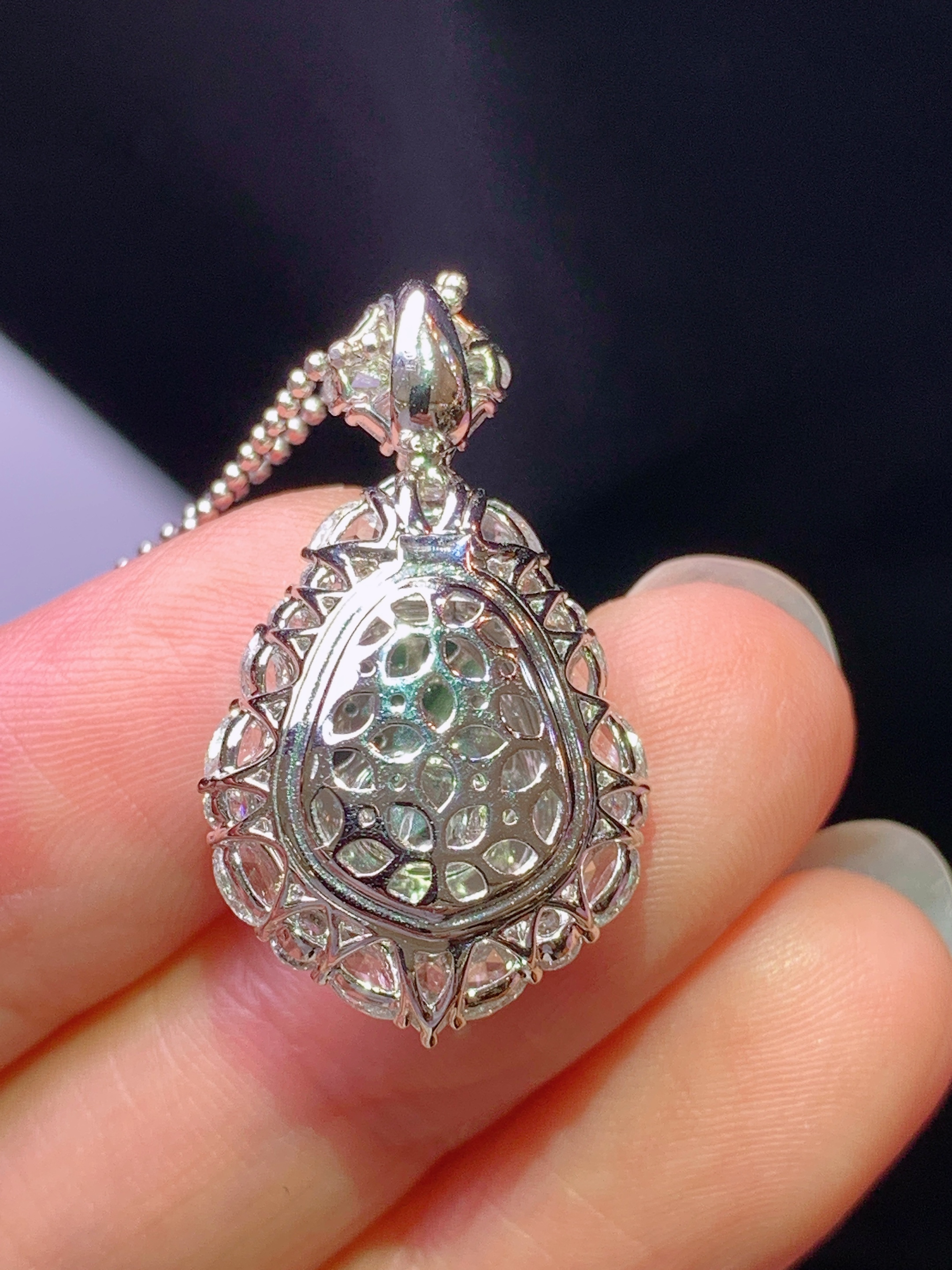 18k金钻镶嵌冰阳绿葫芦吊坠 玉质细腻 色泽艳丽清新 水润亮眼 整体尺寸27.5*16*10.2c4