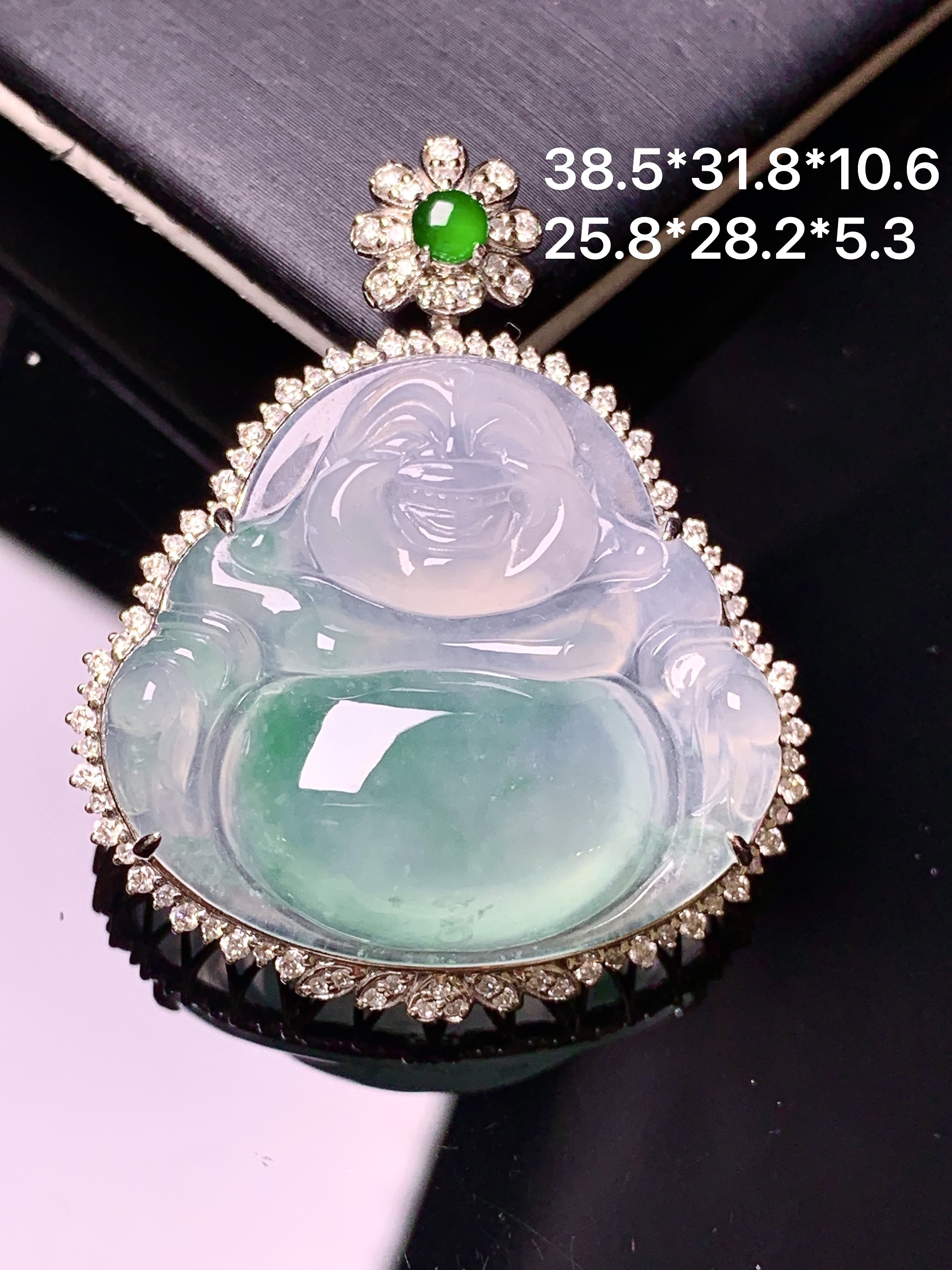 18k金钻镶嵌冰种飘绿佛公吊坠 玉质细腻 色泽艳丽清新 水润亮眼 整体尺寸38.5*31.8*10.6x1