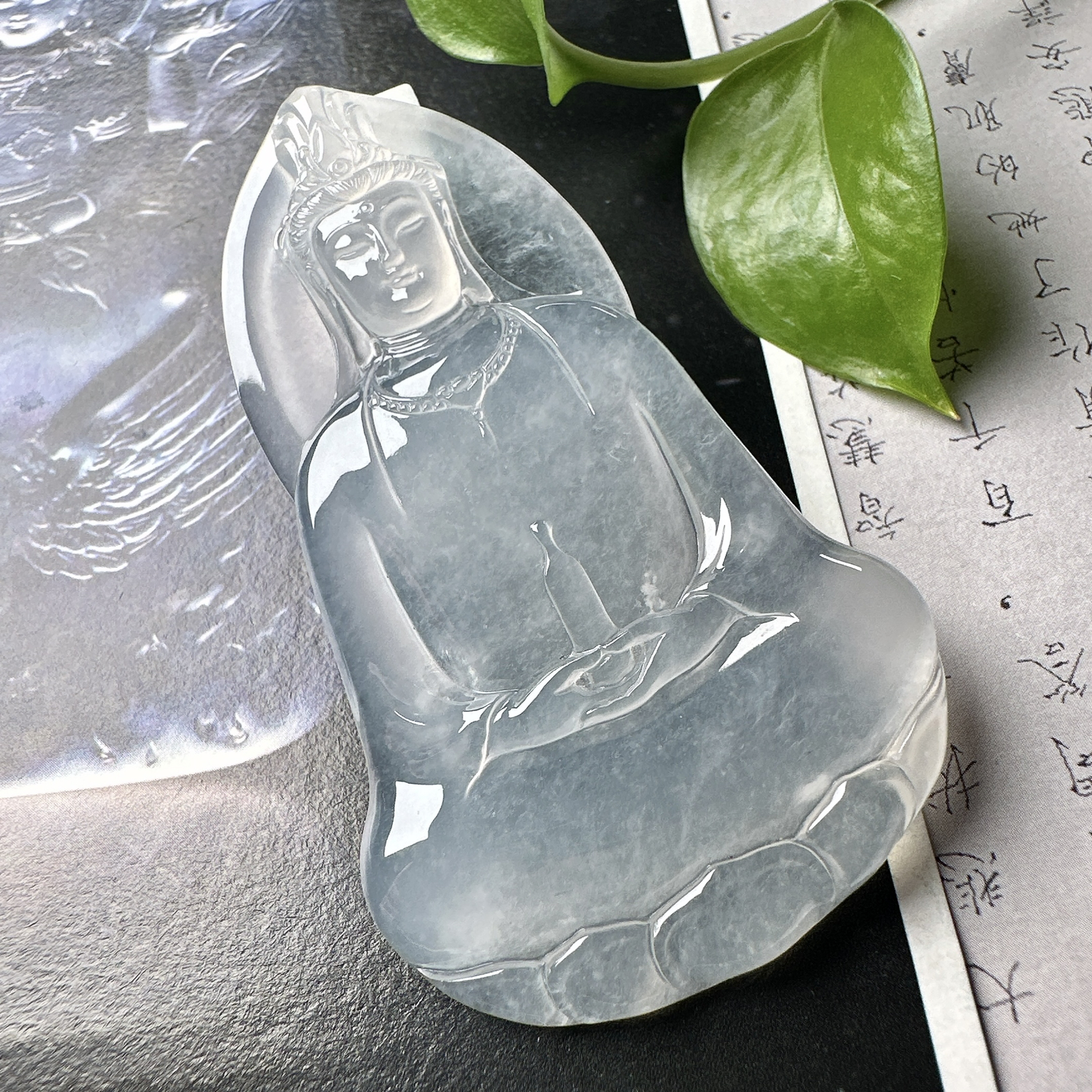 【冰种素衣观音】质地细腻，通透度上佳，冰感十足，适合佩戴