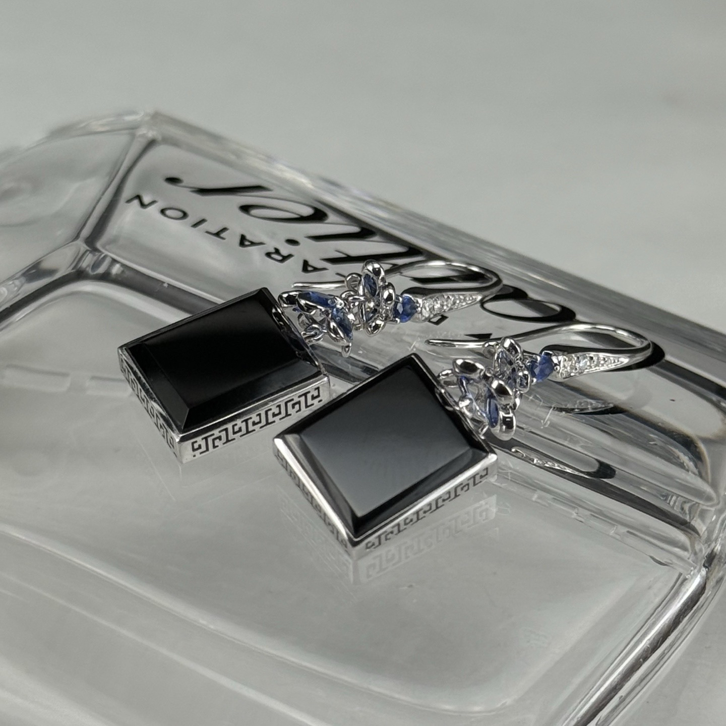 精品18k墨翠耳坠 种好色正 黑度极好 打灯通透 油性十足 尺寸12.3