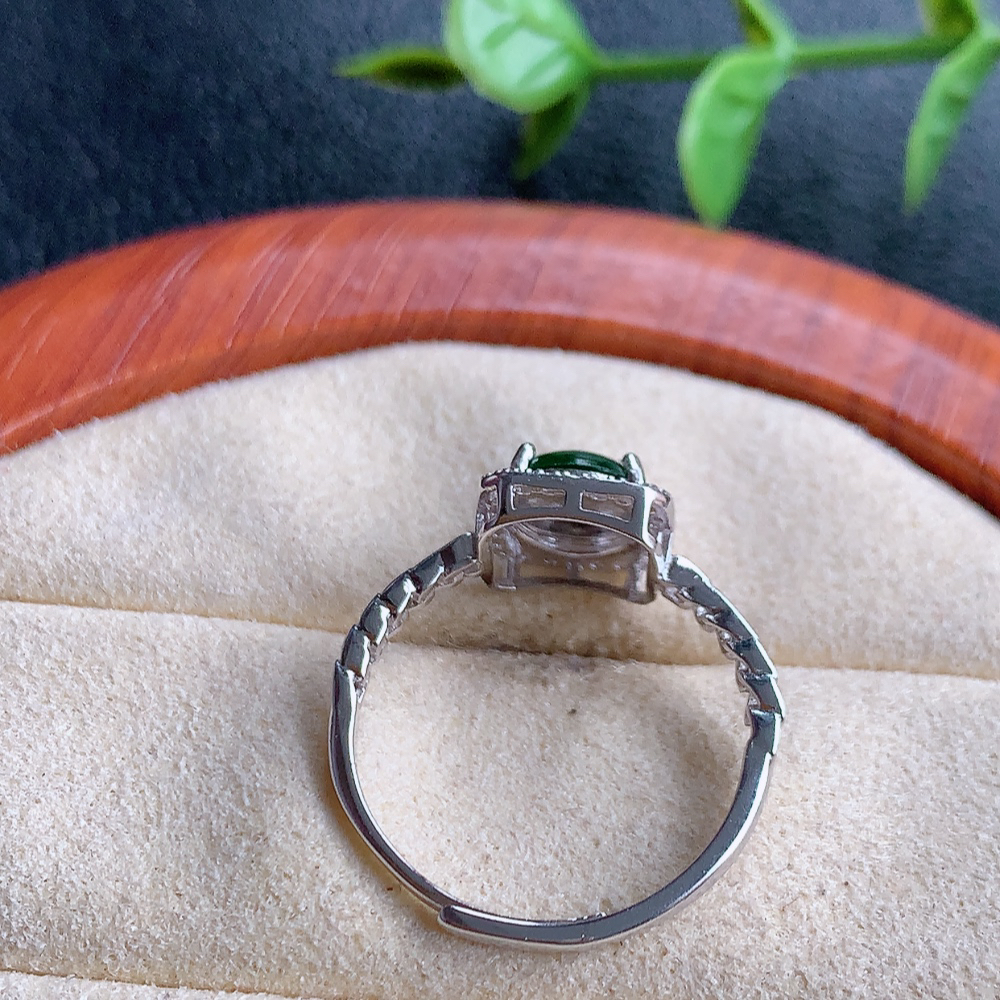 冰润满绿精美环形翡翠戒指  玉质细腻  冰清玉润  飘花灵动  颜色漂亮  W815.27  内径尺寸：18-8.8-5mm  裸石尺寸：7mm