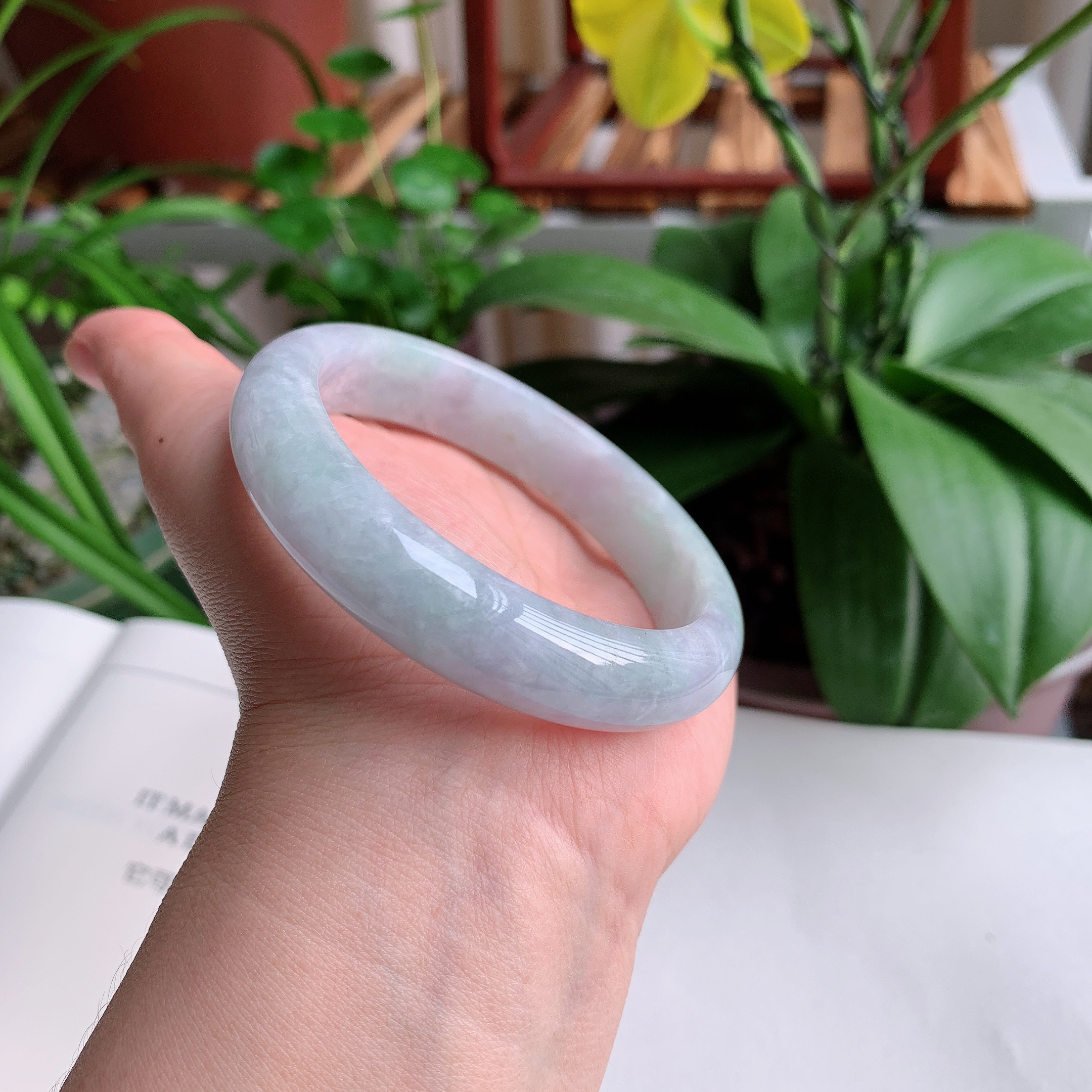 正圈58圈口，天然A货翡翠冰糯种水润飘绿玉手镯，水润秀丽，飘花灵动，种水十足，视觉甜美可人，恰到好处的美，十分高雅耐看，条形优美，上手优雅大方。61.34