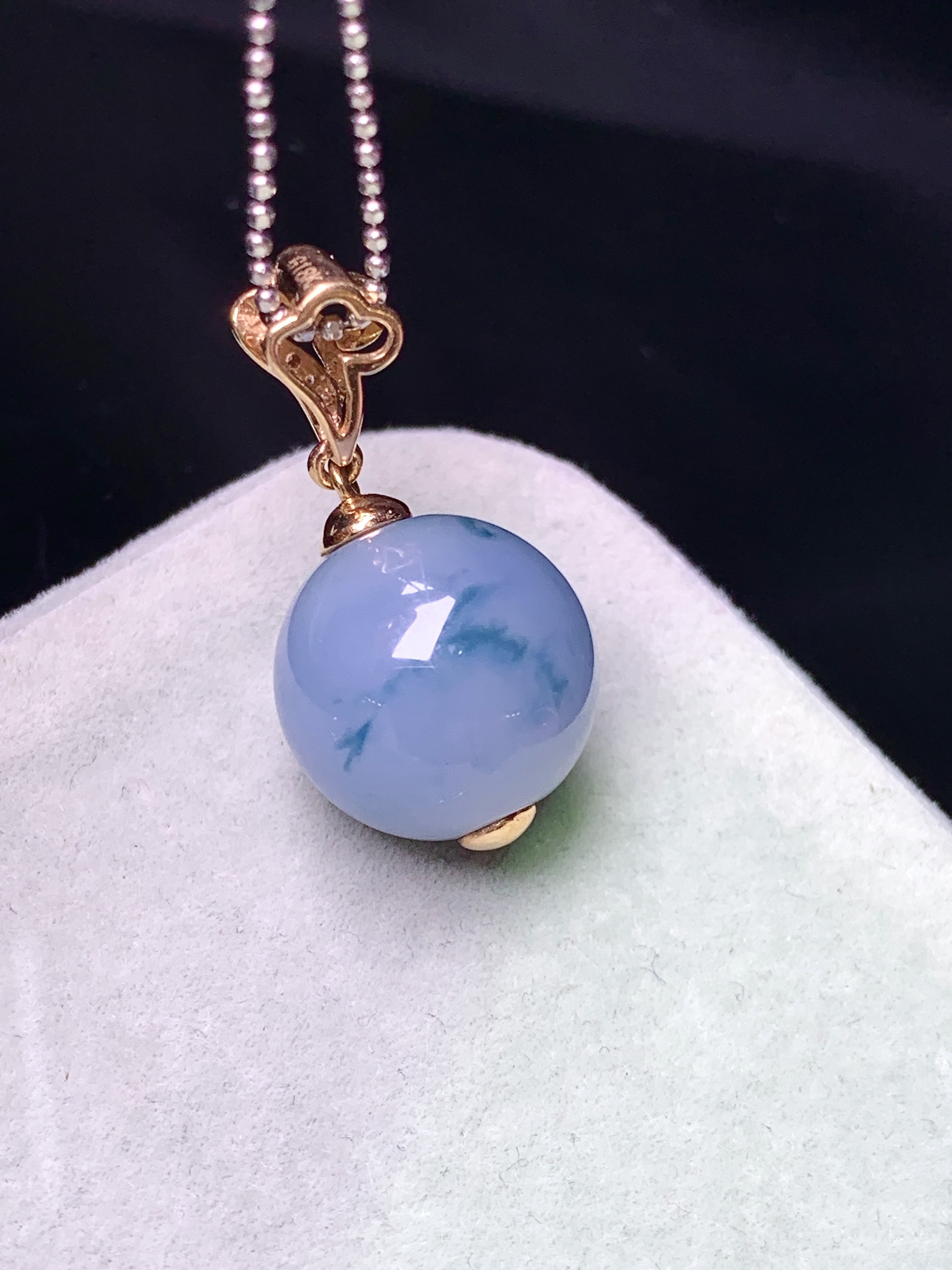 18k金钻镶嵌紫罗兰飘绿圆珠吊坠 玉质细腻 色泽艳丽清新 水润亮眼 整体尺寸25.2*13*2x