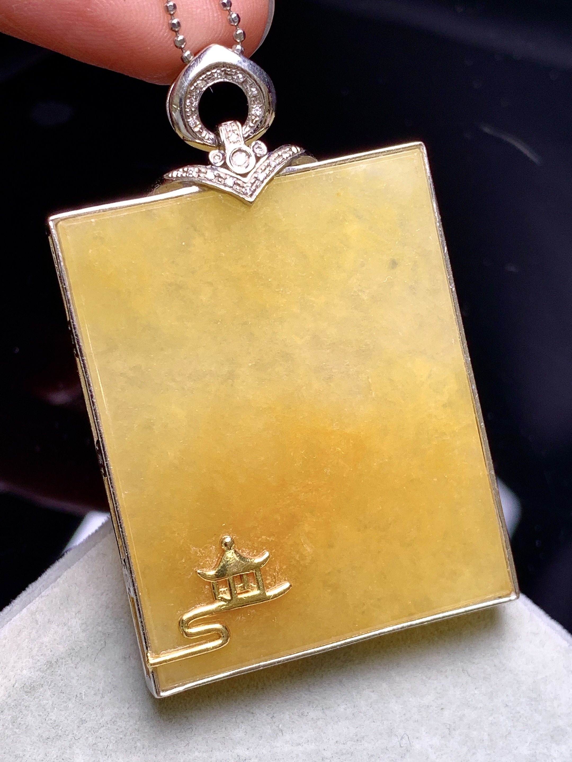 18k金钻镶嵌黄翡无事牌吊坠 玉质细腻 色泽艳丽清新 水润亮眼 整体尺寸48*30*6b1