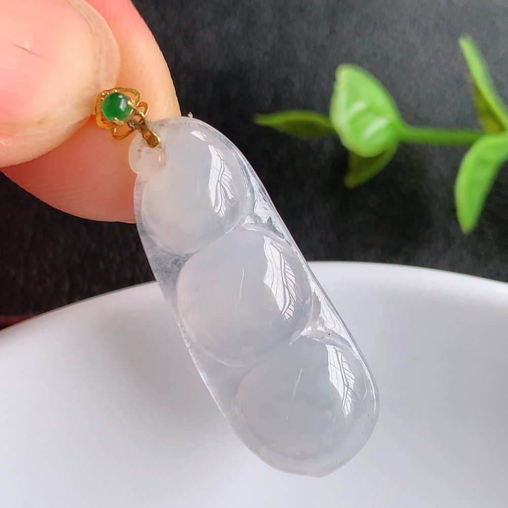 18k金扣冰润福豆翡翠挂件，老种飘花  冰清玉洁  胶感十足  寓意“四季平安，福气满满”颜色鲜艳，清新自然，饱满通透   W03.27  尺寸：30.3-11.8-3.8mm