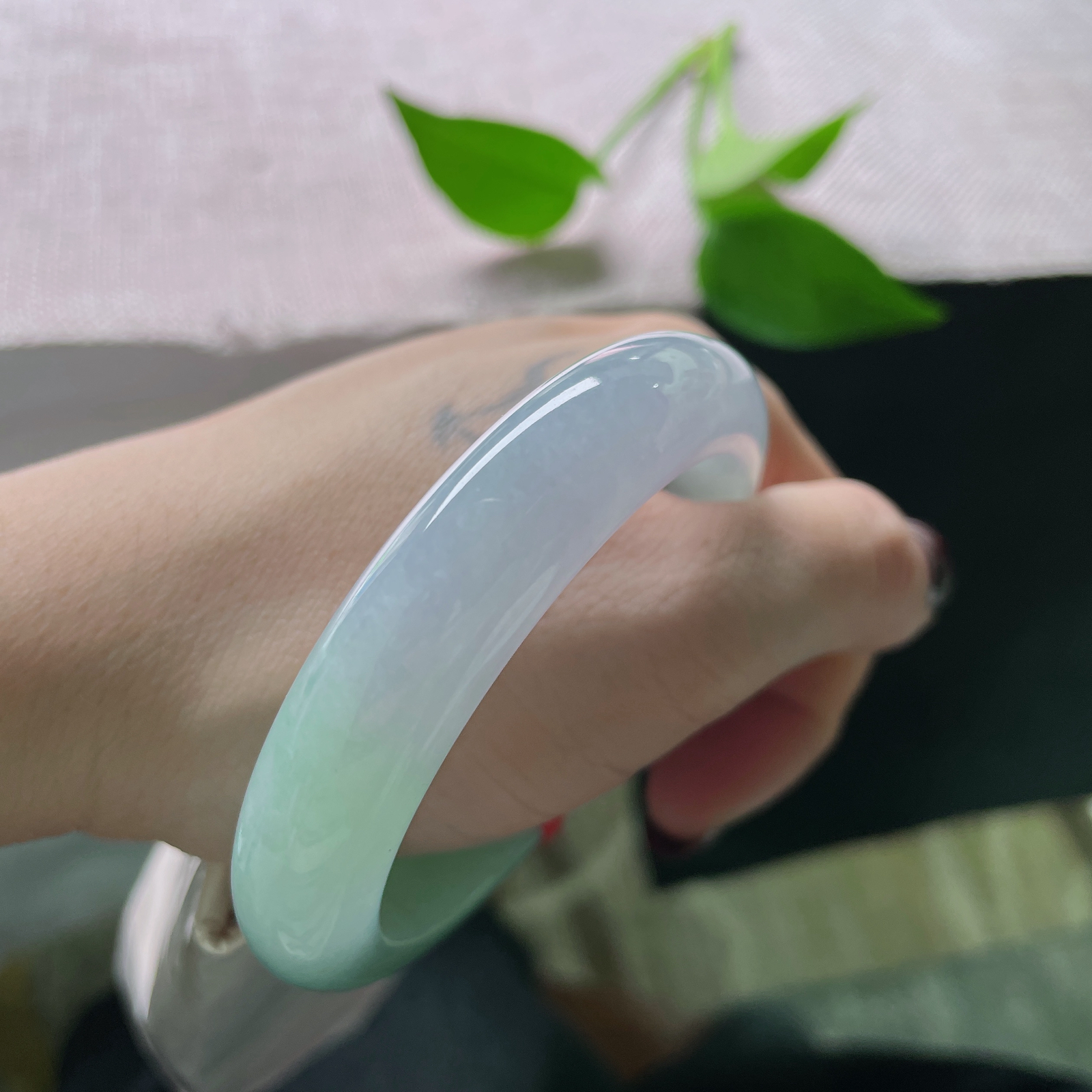 54.6/12.3/8.5春彩正圈，水润细腻，也是朝霞浸染远山，山间沁出的翠色。ss51742a..