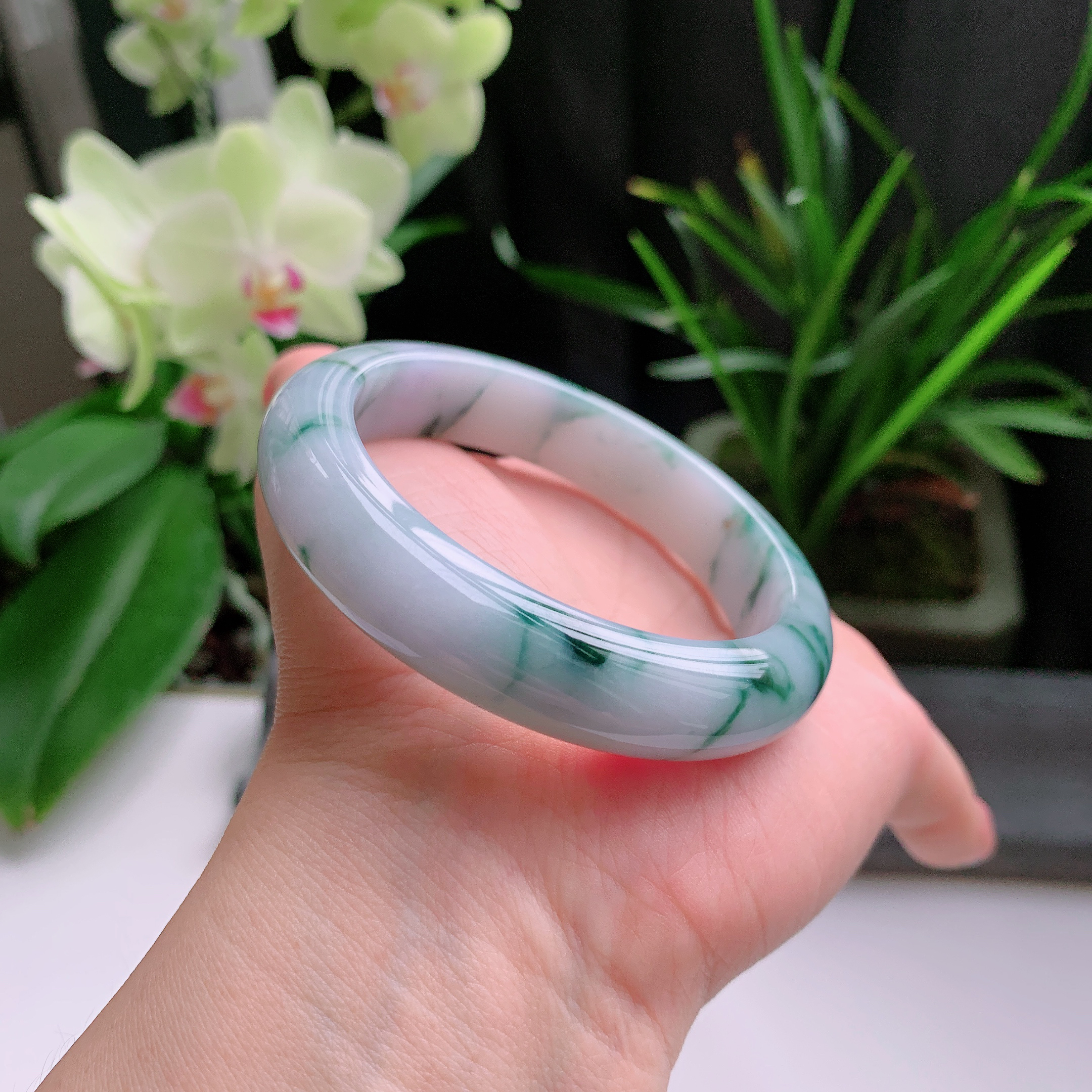 正圈56圈口，天然A货翡翠冰糯种水润淡紫飘绿玉手镯，水润秀丽，飘花灵动，种水十足，视觉甜美可人，恰到好处的美，十分高雅耐看，条形优美，上手优雅大方。63.95