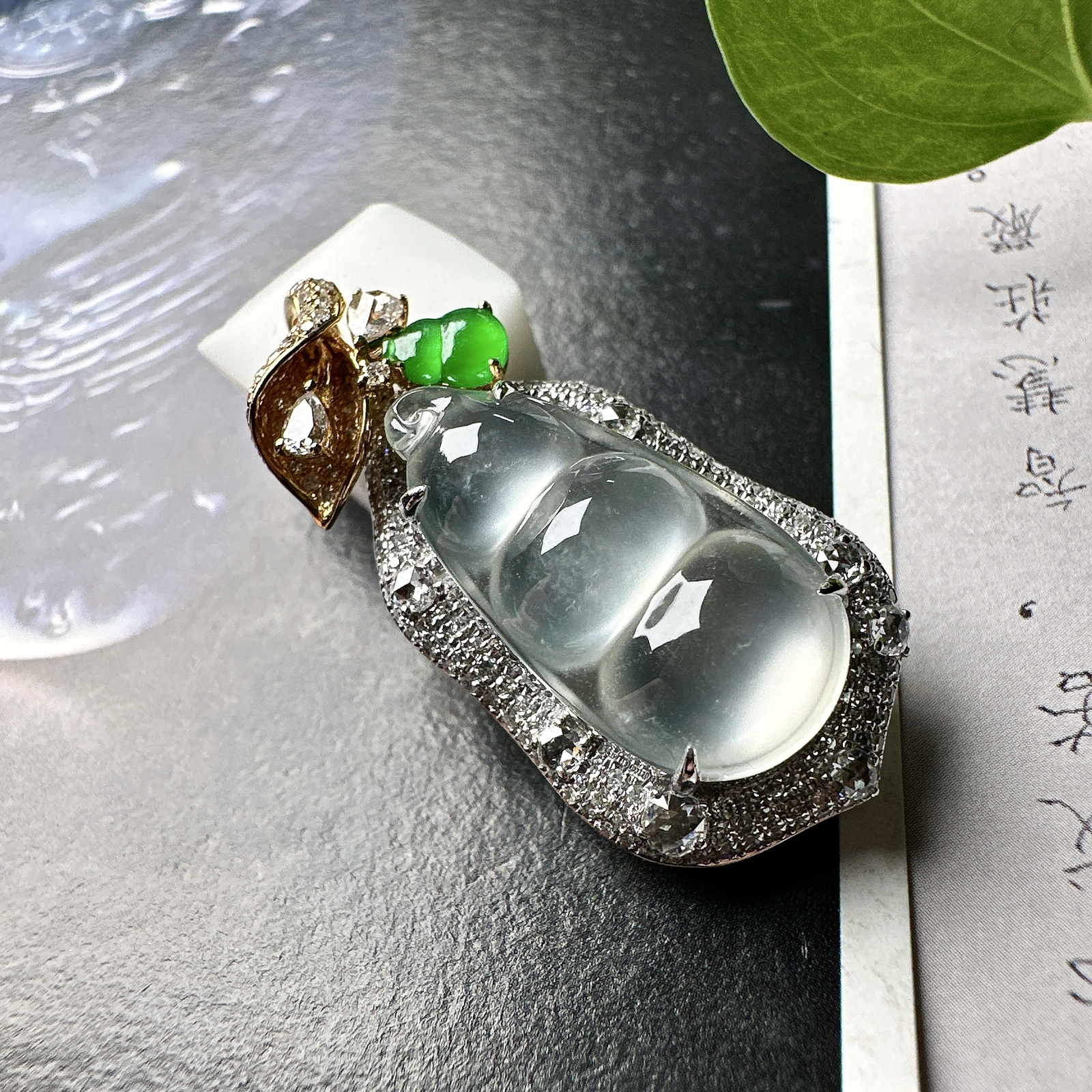 【玻璃种飘花福豆吊坠】种地上乘，冰感十足，通透起光，饱满圆润，收藏品质，18k金钻镶嵌，裸石尺寸20.3*10.4*3.8毫米