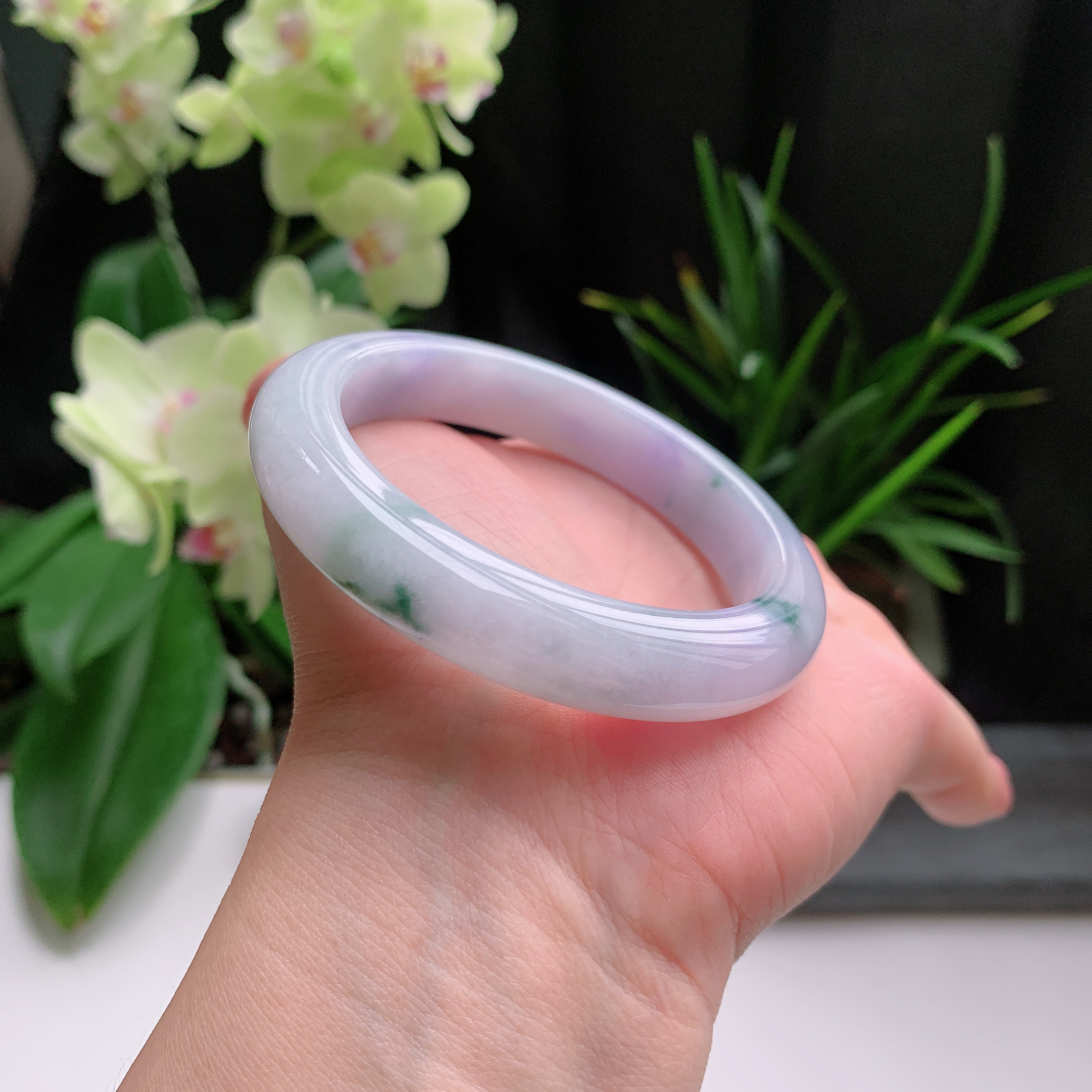 正圈56圈口，天然A货翡翠冰糯种水润淡紫飘绿玉手镯，水润秀丽，飘花灵动，种水十足，视觉甜美可人，恰到好处的美，十分高雅耐看，条形优美，上手优雅大方。62.01