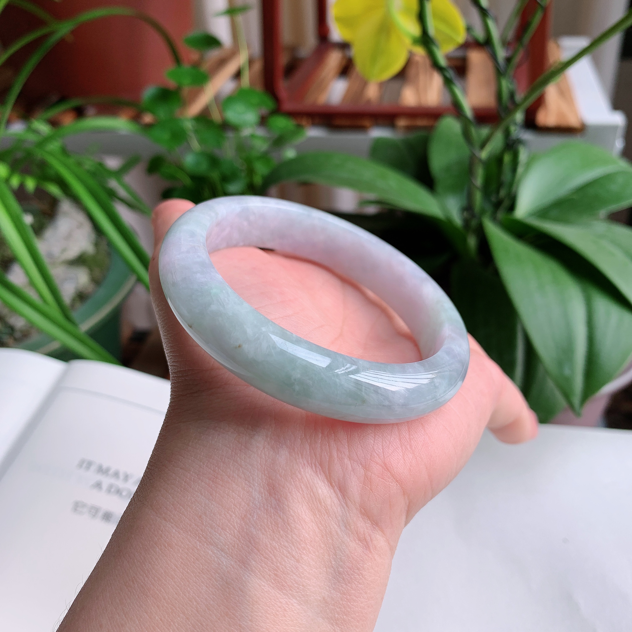 正圈58圈口，天然A货翡翠冰糯种水润飘绿玉手镯，水润秀丽，飘花灵动，种水十足，视觉甜美可人，恰到好