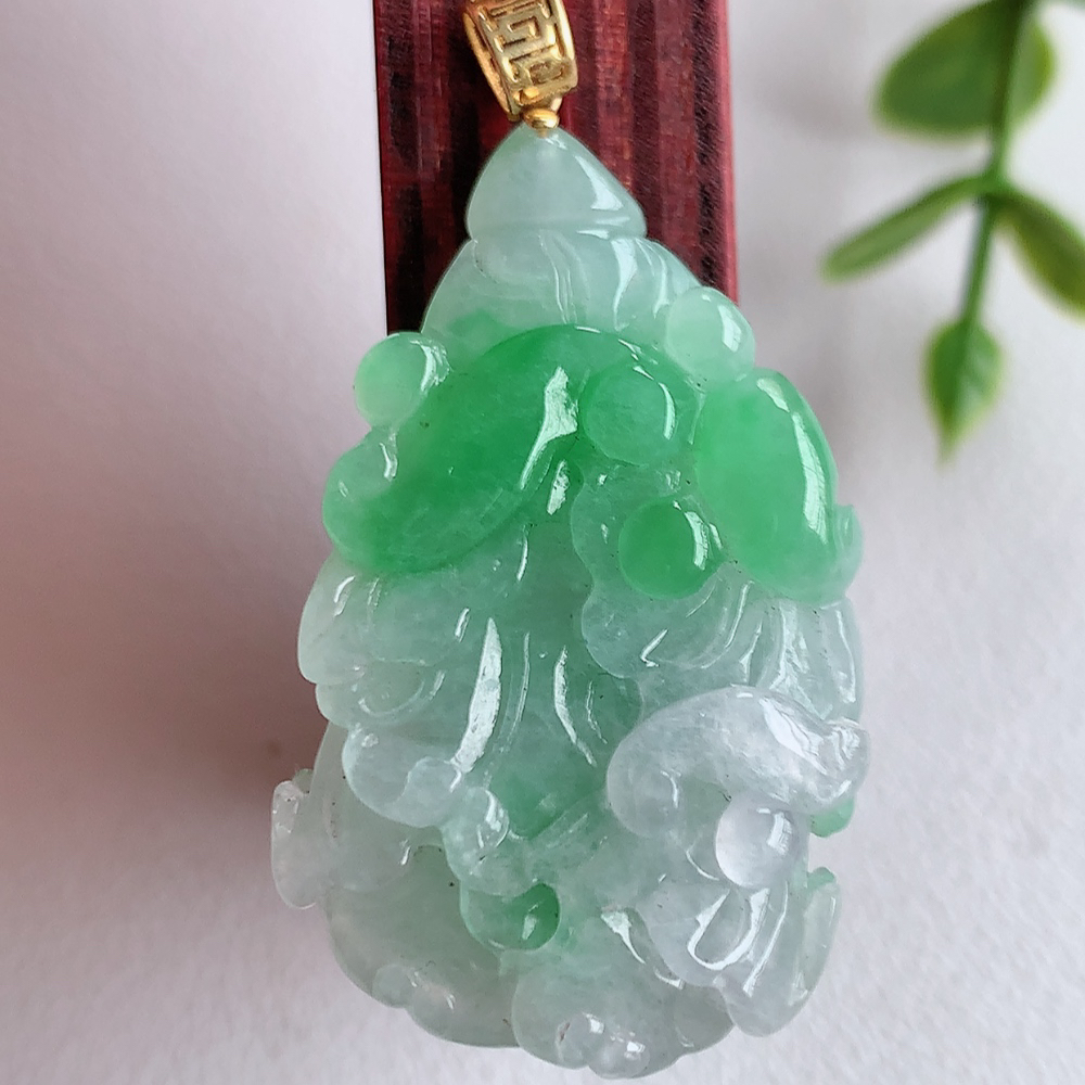 18k金扣冰润飘绿白菜吊坠  玉质细腻，巧雕白菜，叶脉纹理细密，饱和紧密;茎叶粗壮有力，白菜”音通“百财”，“玉”通“遇”，合起来就是“遇百财”之意，寄予事业生活中财源广进，一帆风顺 W03.27 尺寸：35-22-11mm