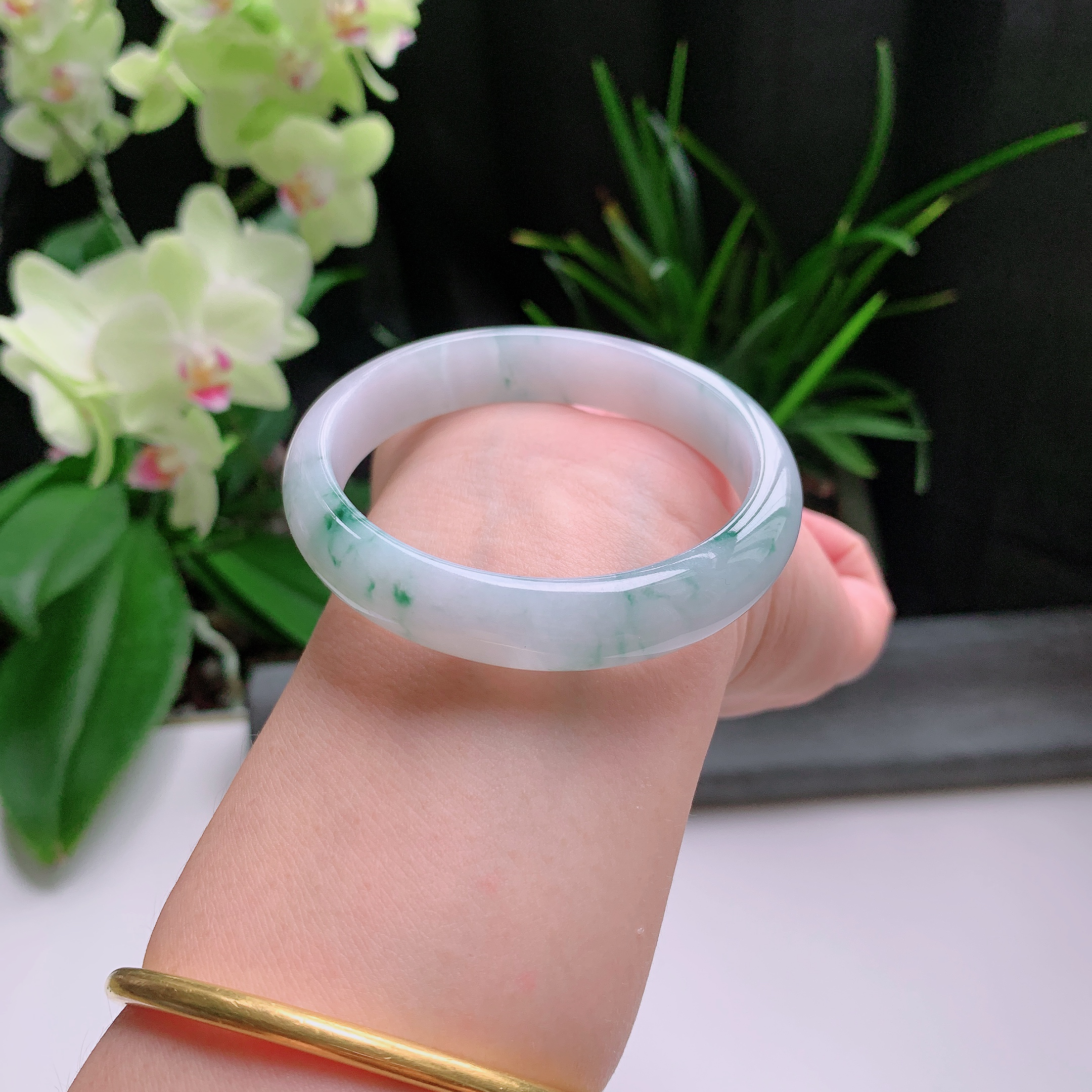 贵妃54圈口，天然A货翡翠冰糯种水润飘绿玉手镯，水润秀丽，飘花灵动，种水十足，视觉甜美可人，恰到好处的美，十分高雅耐看，条形优美，上手优雅大方。37.34