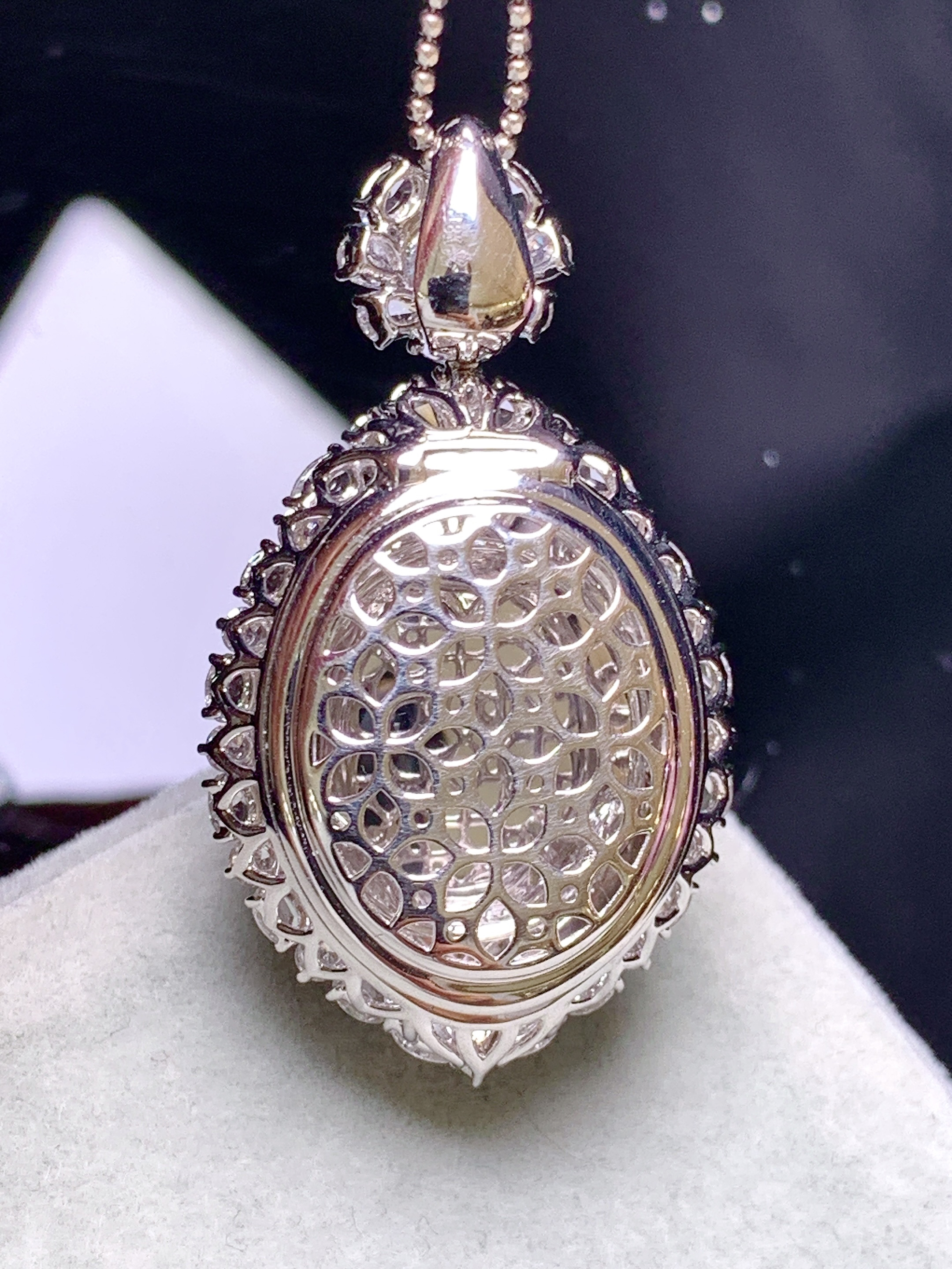 18k金钻镶嵌紫罗兰蛋面吊坠 玉质细腻 色泽艳丽清新 水润亮眼 整体尺寸37.2*21*17c4