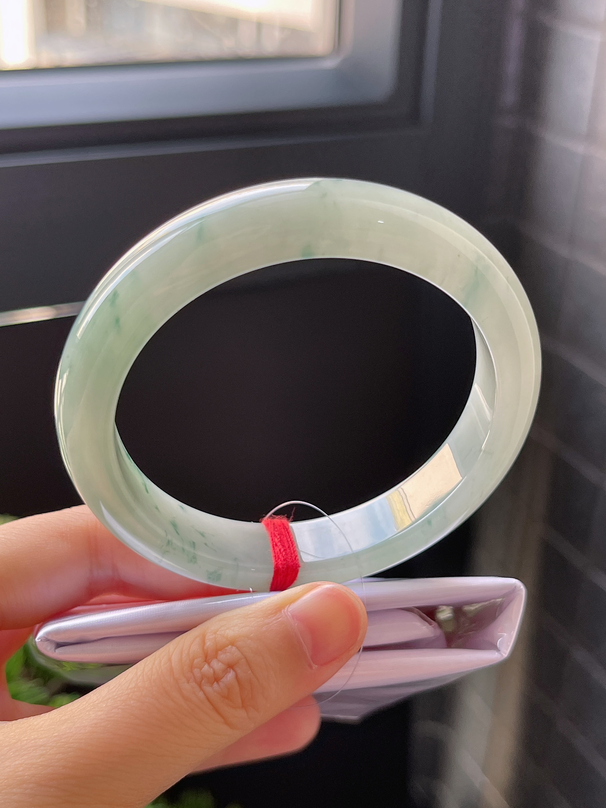 正圈56.8圈口，翡翠糯化种淡绿色手镯