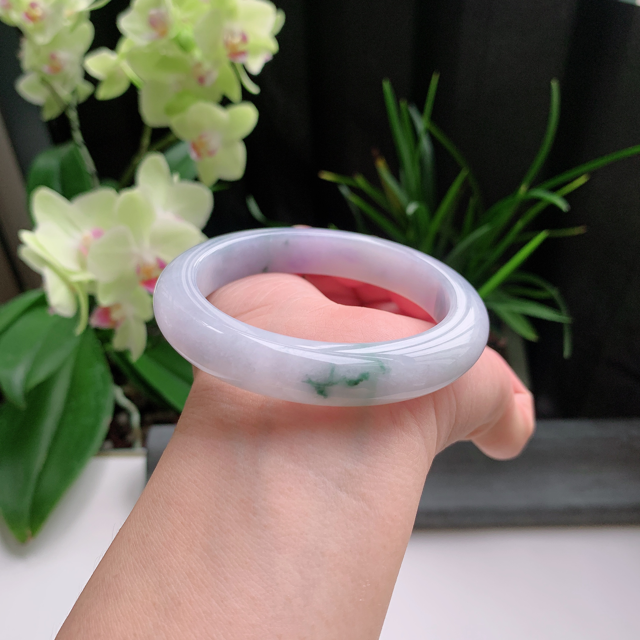 正圈56圈口，天然A货翡翠冰糯种水润淡紫飘绿玉手镯，水润秀丽，飘花灵动，种水十足，视觉甜美可人，恰到好处的美，十分高雅耐看，条形优美，上手优雅大方。62.01