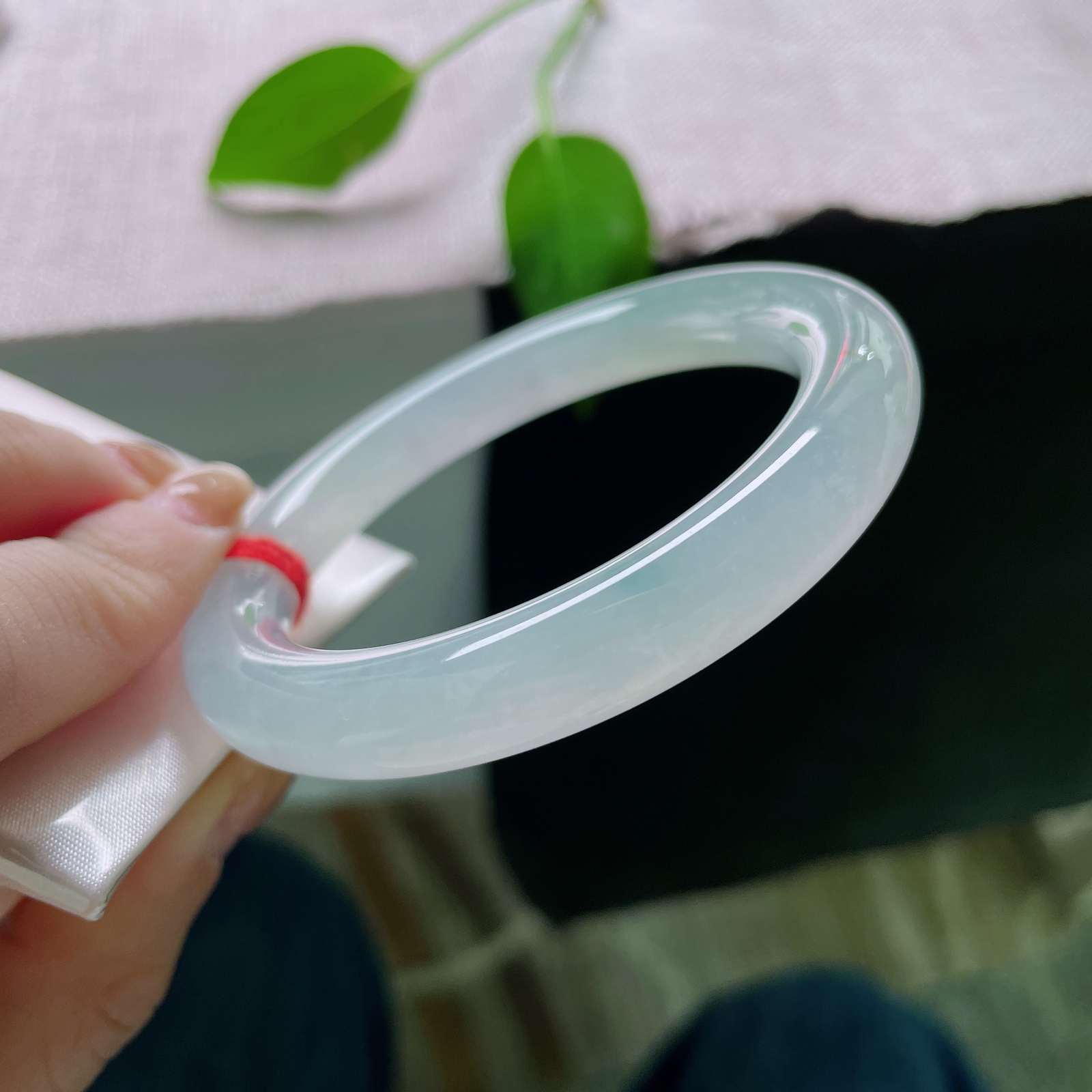 54.2/9.9，冰晴底圆条，不事张扬却自带风骨，于细节处彰显独特品味。洒金，ss50949a..