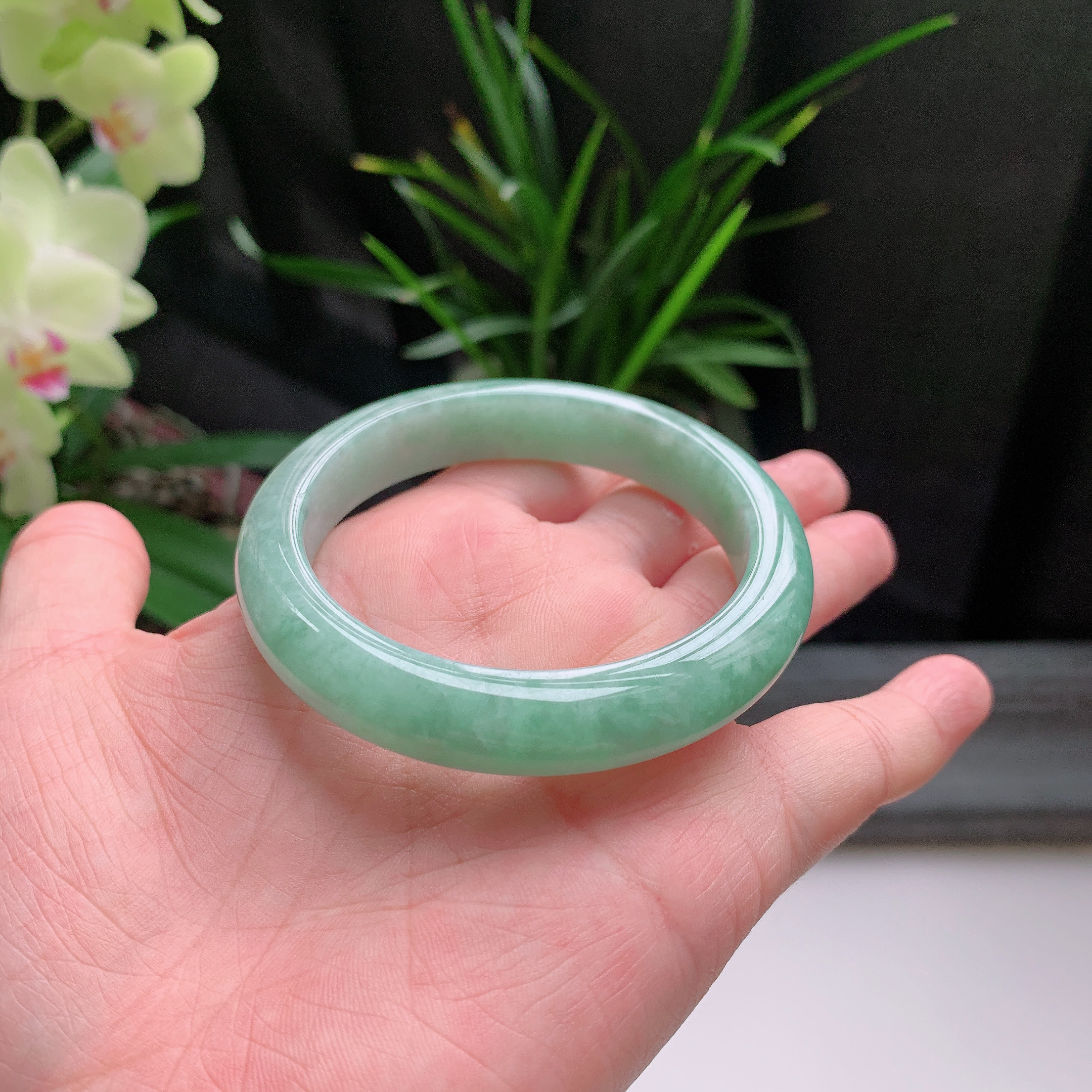 正圈54圈口，天然A货翡翠冰糯种水润飘绿玉手镯，水润秀丽，飘花灵动，种水十足，视觉甜美可人，恰到好处的美，十分高雅耐看，条形优美，上手优雅大方。52.47