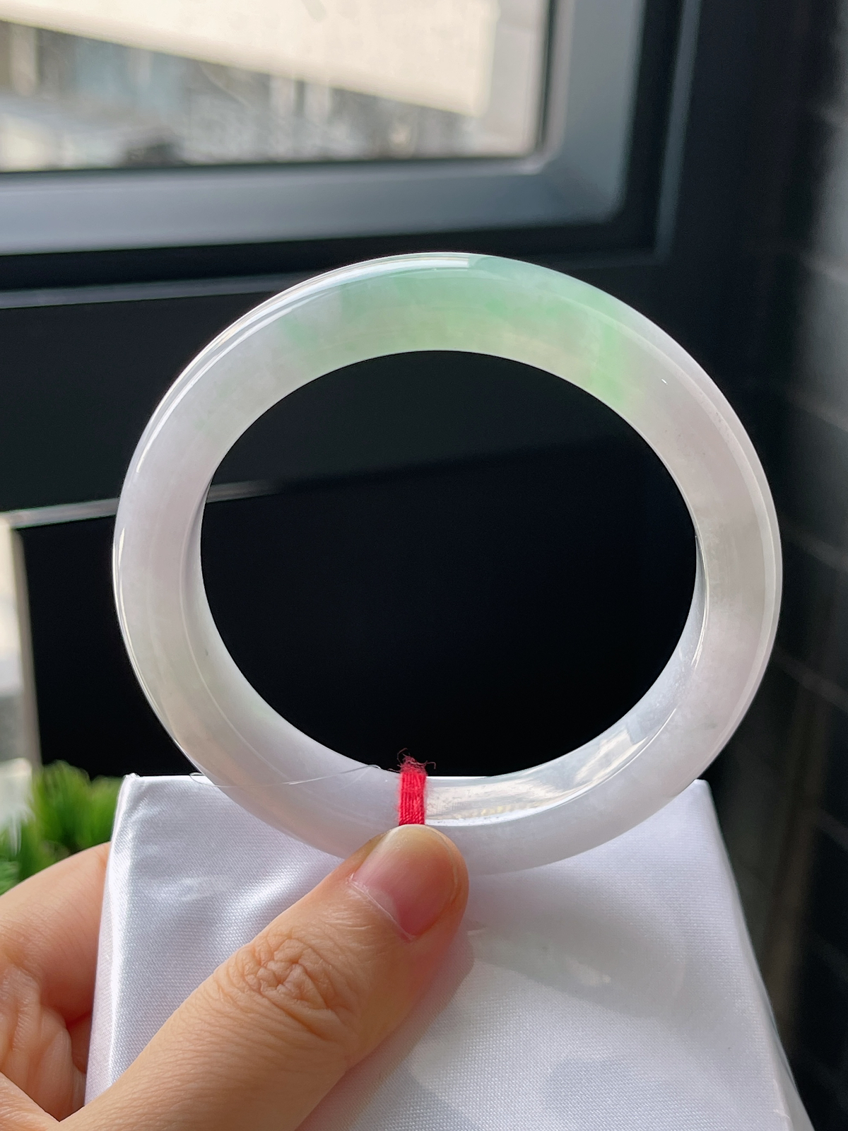 正圈55.8圈口，翡翠冰糯种淡绿色手镯