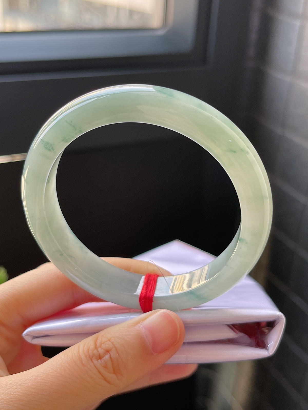 正圈56.8圈口，翡翠糯化种淡绿色手镯