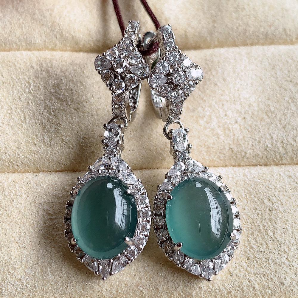 冰晴水翡翠925银镶嵌蛋面耳坠，自然光实拍，翠色灵动，颜色漂亮，种老水足，品相佳，佩戴佳品！W815.27 取一整体尺寸：33-11.2-7.2mm  裸石尺寸：10-8mm