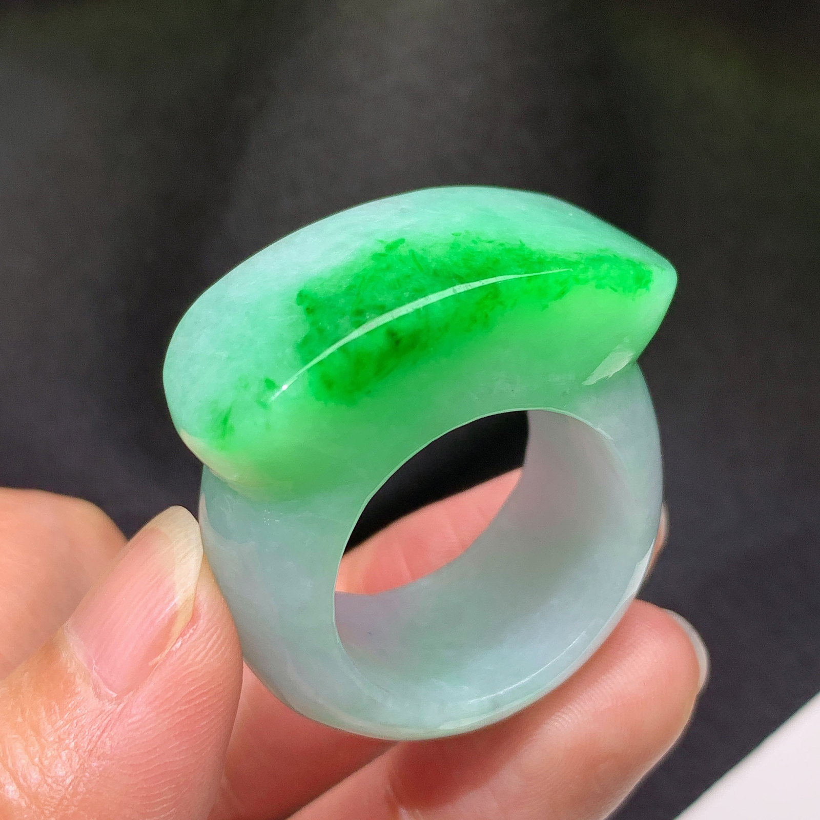 飘绿大扳指，权贵在手，富贵上身，冰润细腻，色阳，种水足，Xc 圈口26 尺寸14.3*9.3
