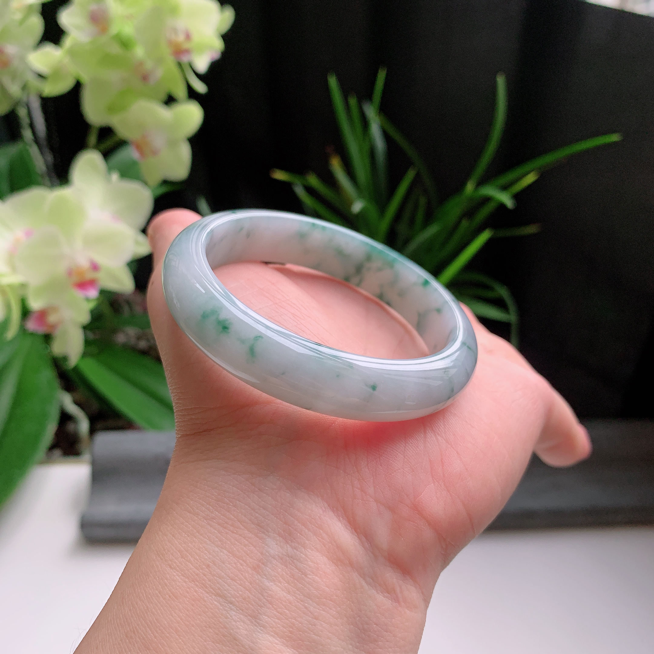 正圈53圈口，天然A货翡翠冰糯种水润飘绿玉手镯，水润秀丽，飘花灵动，种水十足，视觉甜美可人，恰到好处的美，十分高雅耐看，条形优美，上手优雅大方。47.53