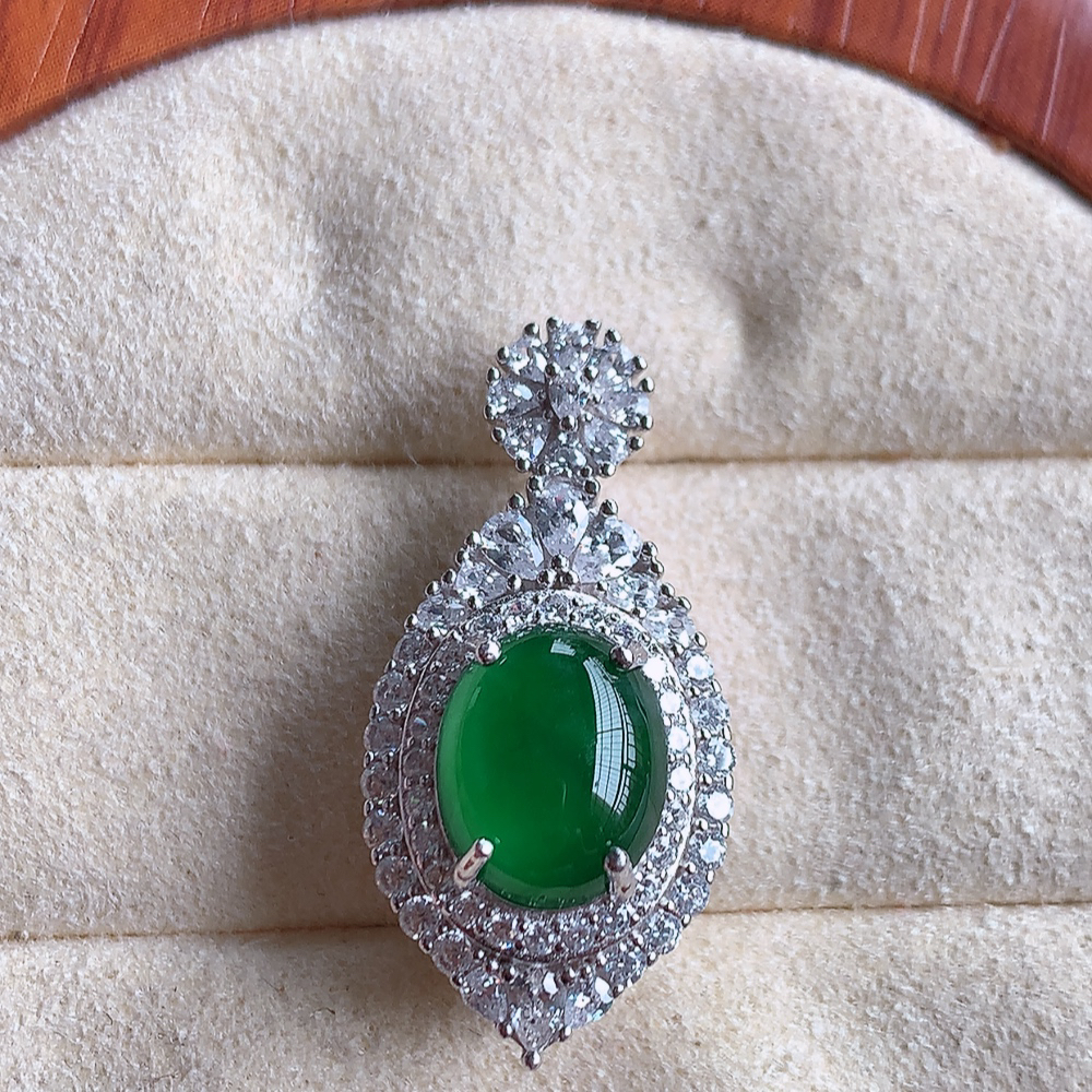 冰润飘绿蛋面翡翠吊坠，925银饰镶嵌  质地细腻，清秀高雅，饱满圆润  款式大方经典，颜色鲜艳，沁人心脾，高质量精品   W815.27  整体尺寸：27.5-13.5-11.8mm   裸石尺寸：10-8mm