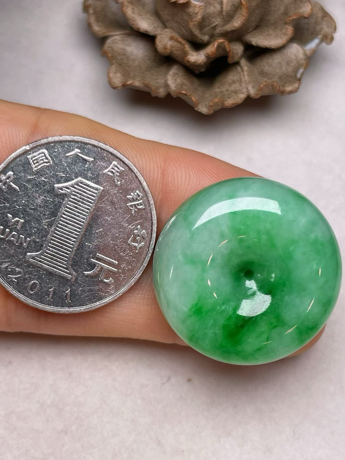 冰糯种辣色【平安扣】吊坠、种水好，玉质细腻 ，卖相好.