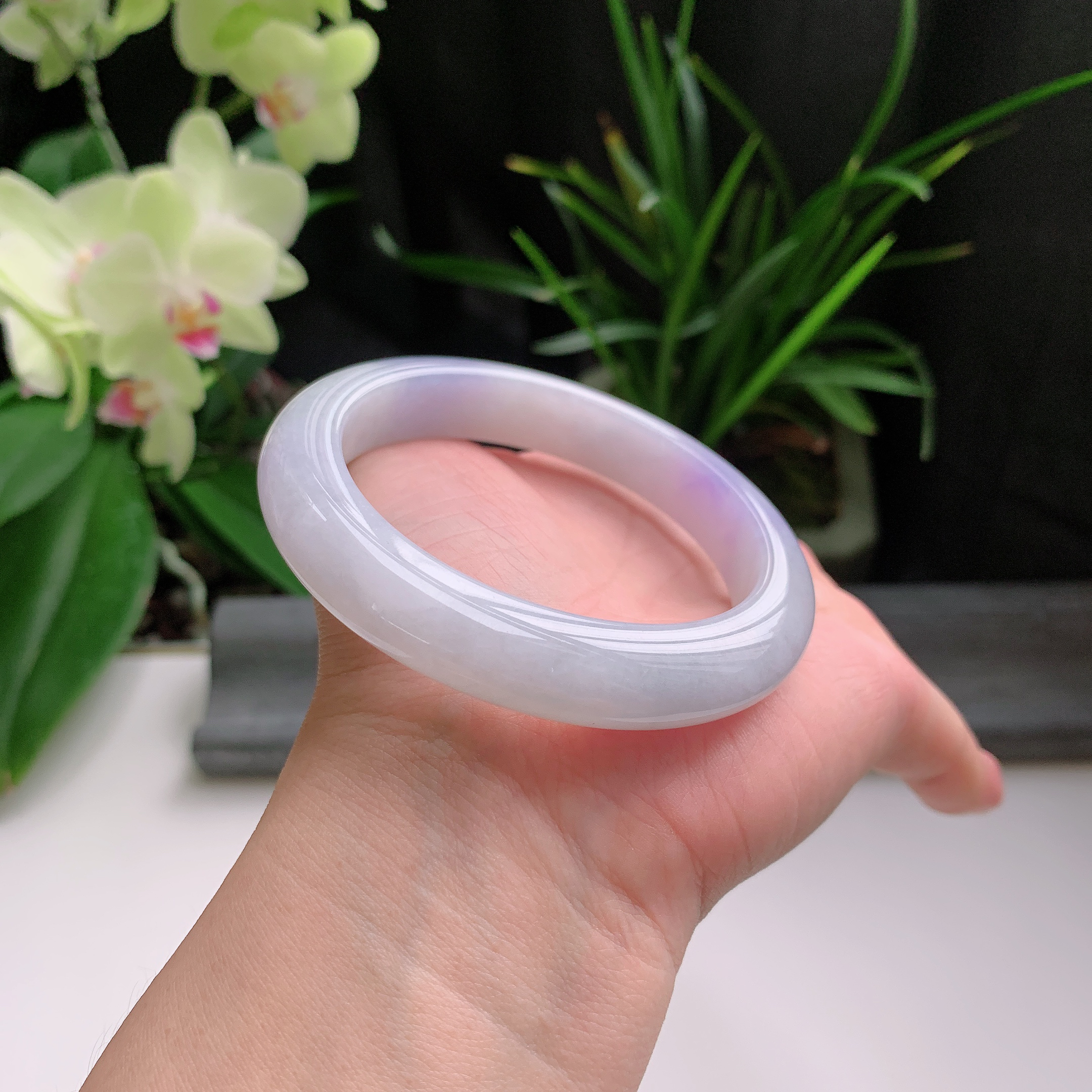 正圈58圈口，天然A货翡翠冰糯种水润飘紫玉手镯，水润秀丽，飘花灵动，种水十足，视觉甜美可人，恰到好处的美，十分高雅耐看，条形优美，上手优雅大方。68.00