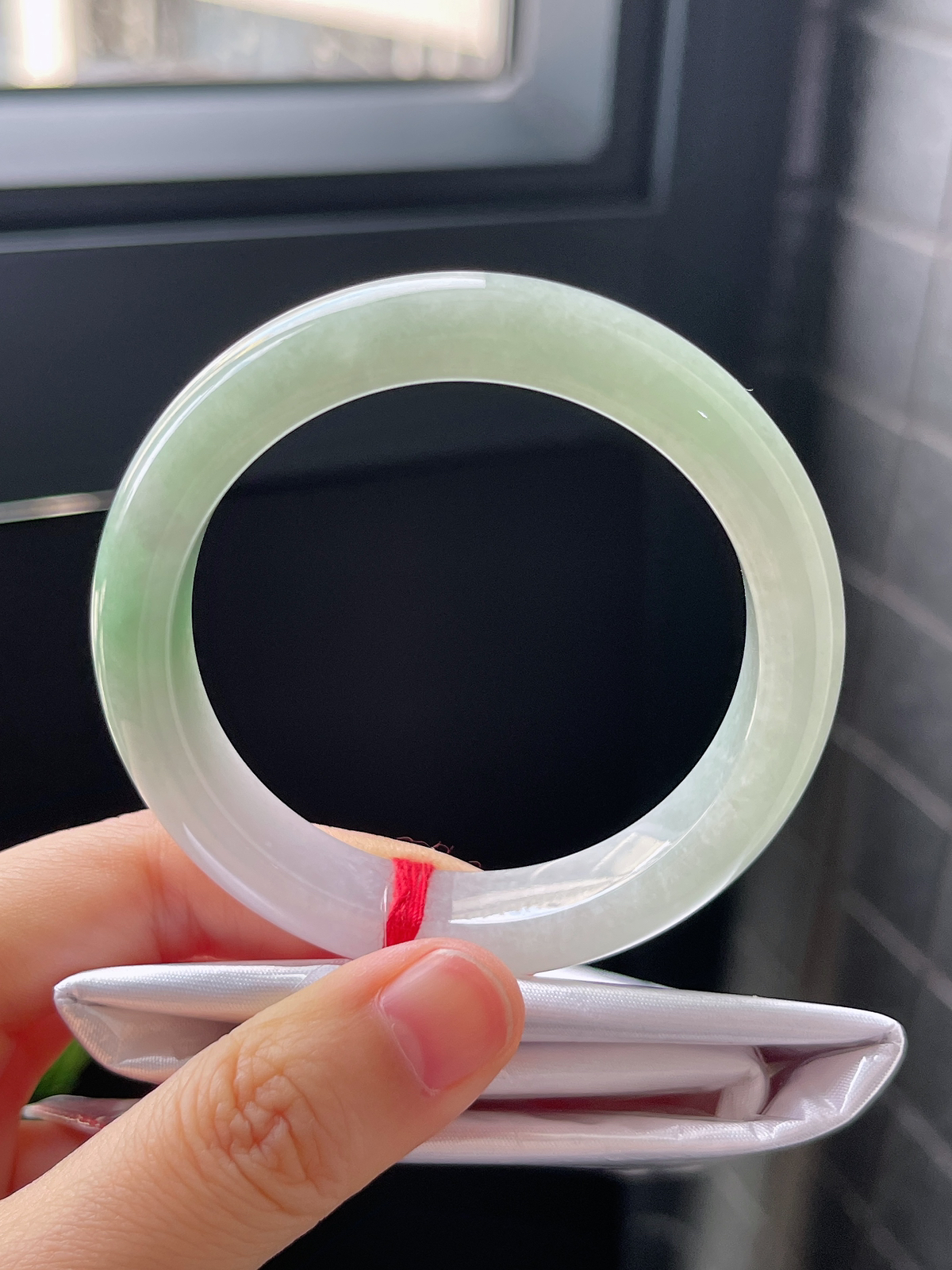 正圈52圈口，翡翠冰糯种淡绿色手镯