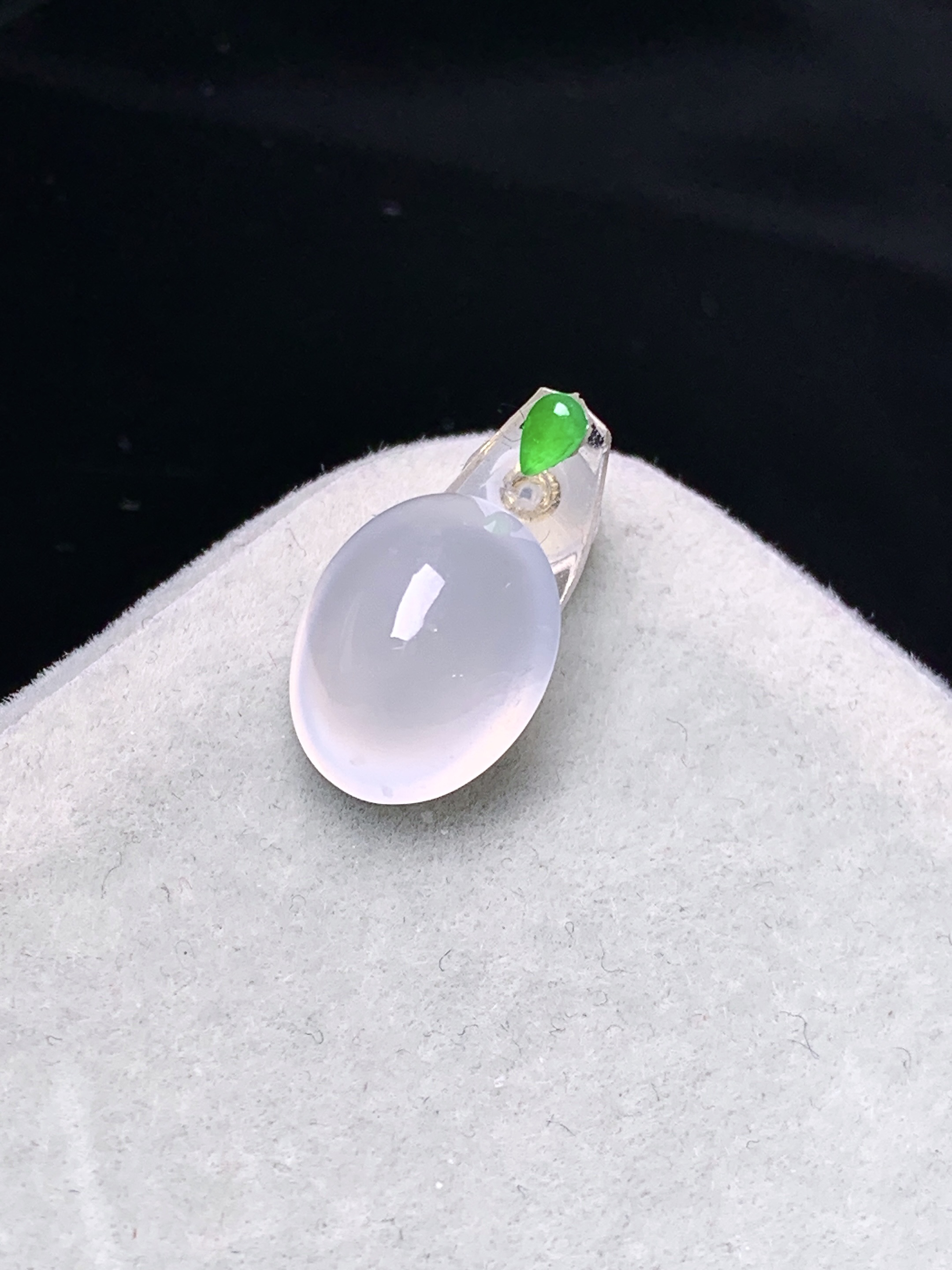 镶嵌款  冰种蛋面吊坠 玉质细腻 色泽艳丽清新 水润亮眼 整体尺寸11.5*9.2*6.3*2x