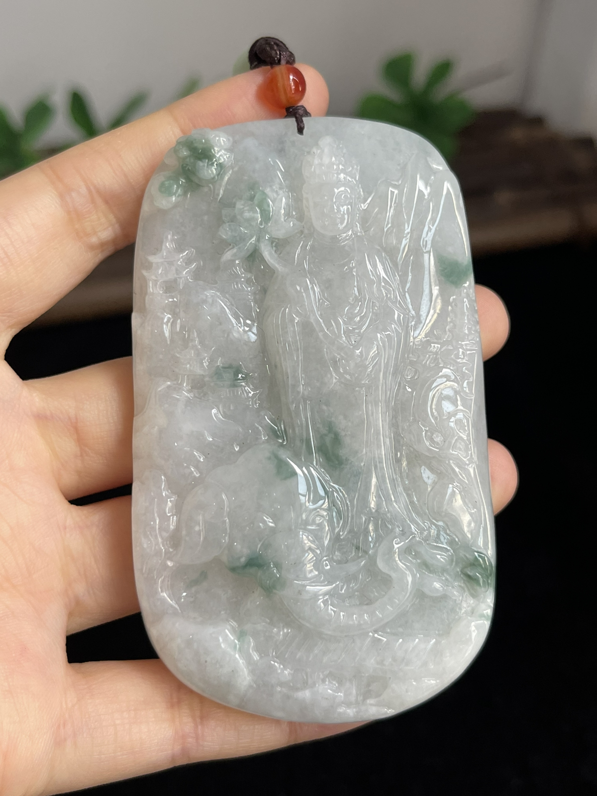 翡翠糯化种飘绿吊坠，配珠未测