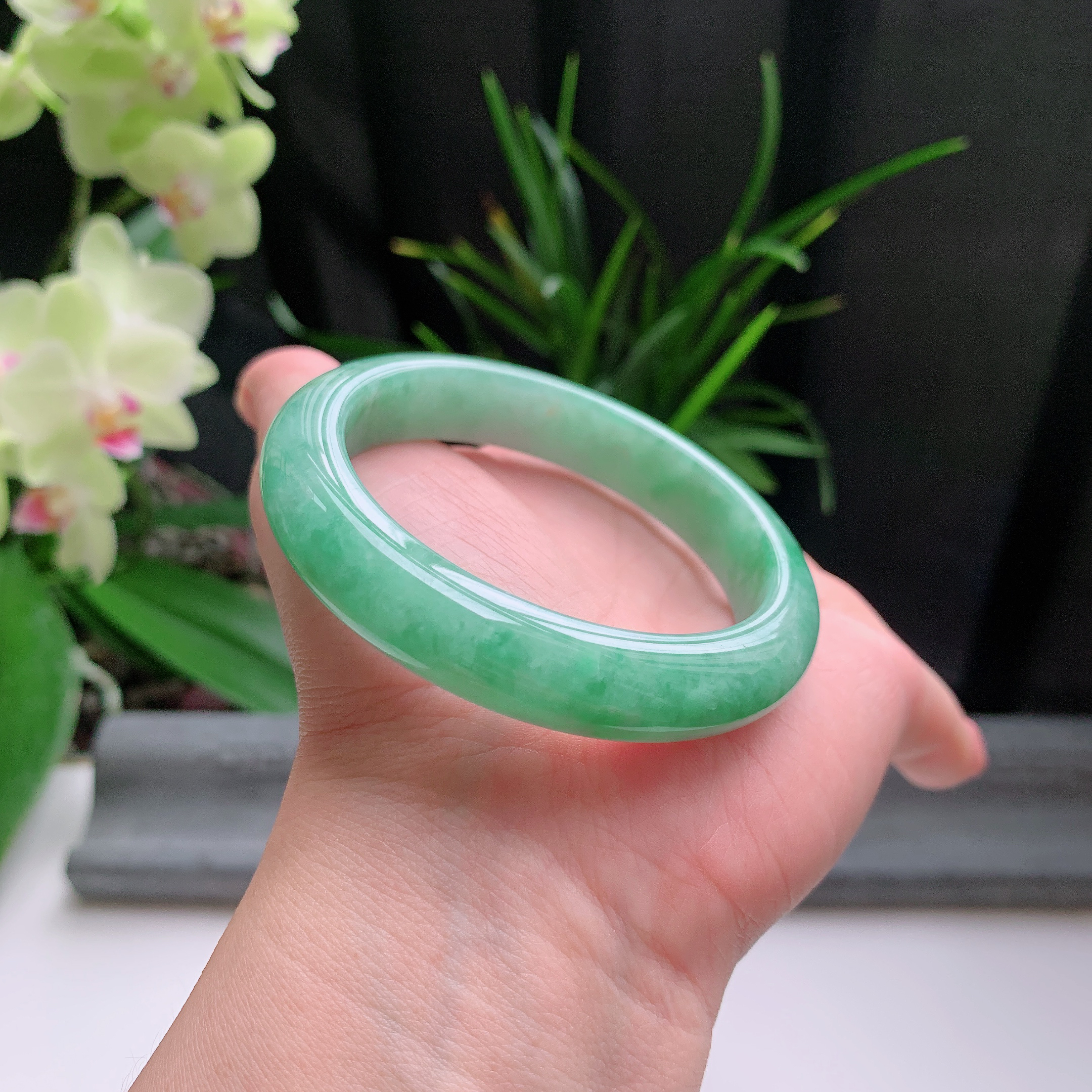 正圈55圈口，天然A货翡翠冰糯种水润飘绿玉手镯，水润秀丽，飘花灵动，种水十足，视觉甜美可人，恰到好处的美，十分高雅耐看，条形优美，上手优雅大方。57.13