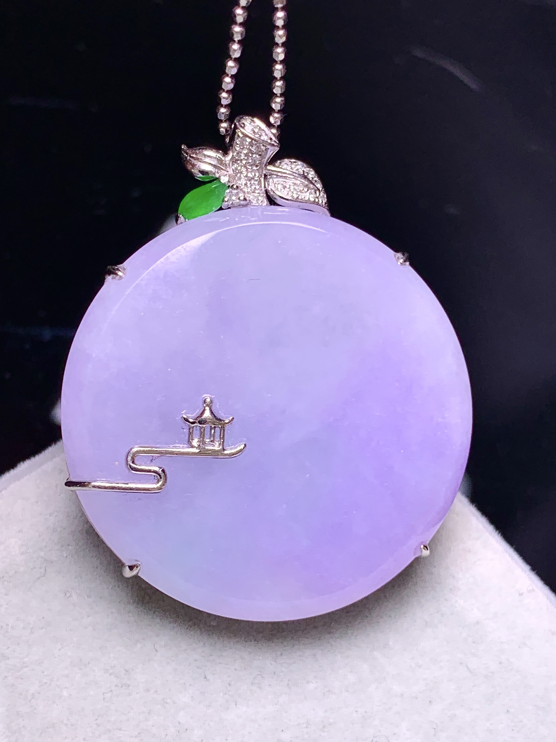 18k金钻镶嵌紫罗兰圆牌吊坠 玉质细腻 色泽艳丽清新 水润亮眼 整体尺寸33.6*27.8*6.2b