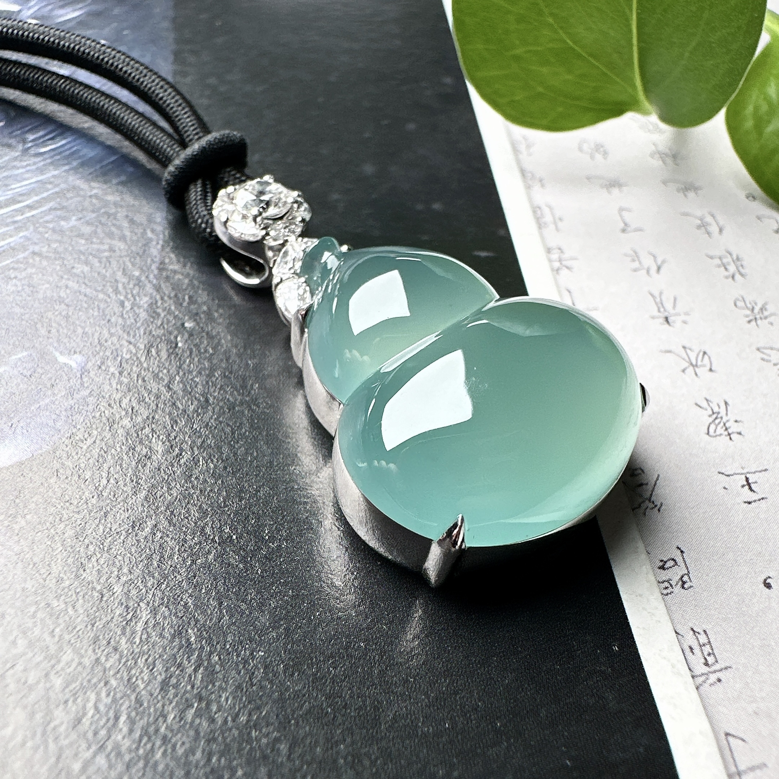 【冰种葫芦吊坠】精品，天空蓝老料，起钢光，种地上乘，冰感十足，通透起光，饱满圆润，18k金钻镶嵌，裸石尺寸25.3*21*8.8毫米。