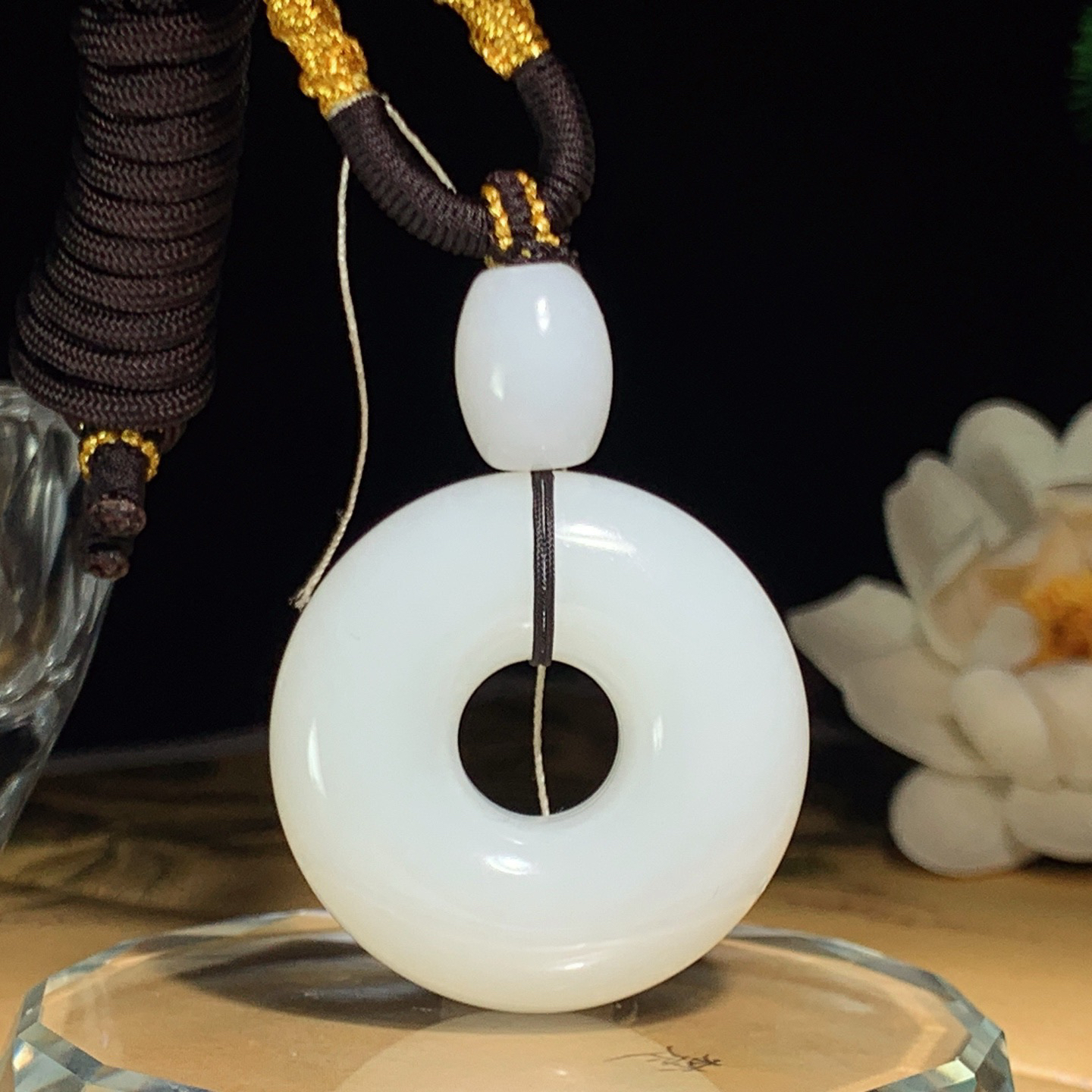 新疆和田玉羊脂白平安环怀古挂件。尺寸35/12重32.8克 玉质细腻油润。手推出油。佩戴高端典雅。lt260428